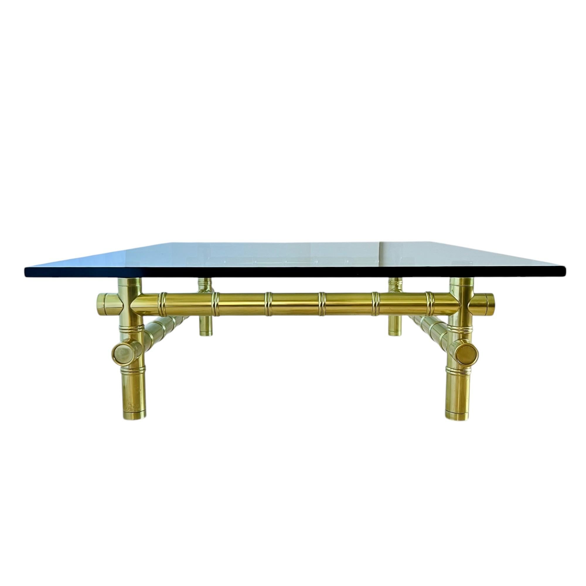 Table basse Hollywood Regency en faux bambou et verre doré, années 1980 en vente 2