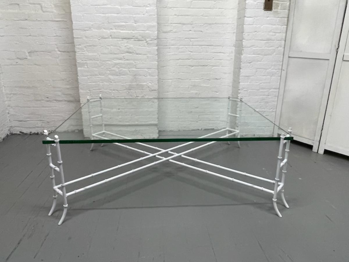 Table basse à grand plateau de verre blanc en faux bambou Hollywood Regency. Cadre en fonte avec verre d'un demi-pouce d'épaisseur. 