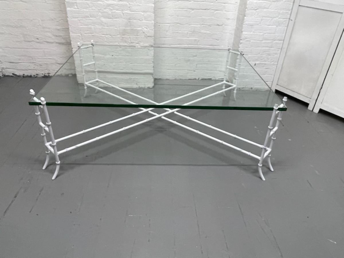 Ferronnerie Grande table basse Hollywood Regency en faux bambou en vente