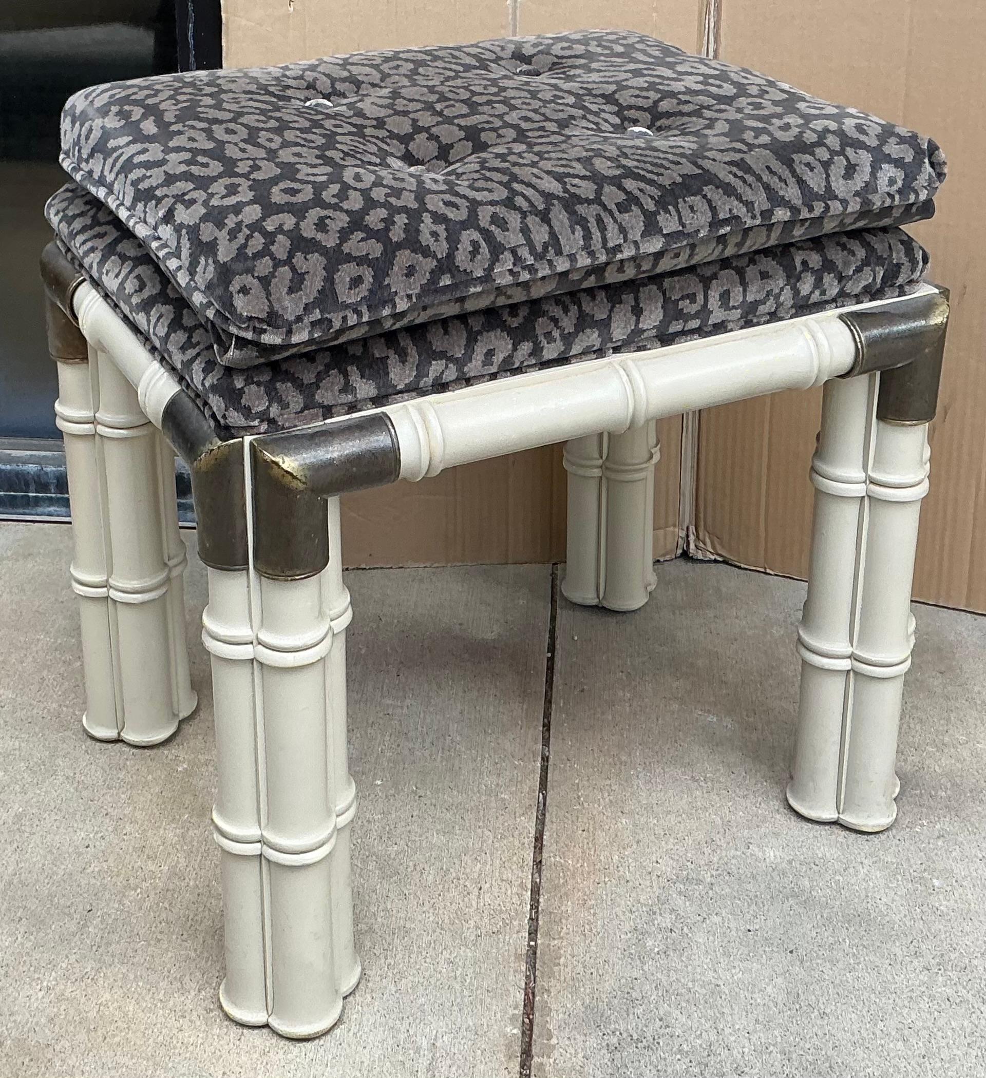 Si tratta di una coppia di pouf Hollywood Regency in finto bambù recentemente rivestiti in velluto grigio leopardato. Le gambe intagliate hanno dei CAP in ottone arrotondati. Sono privi di segni e in ottime condizioni. Colata pesante.