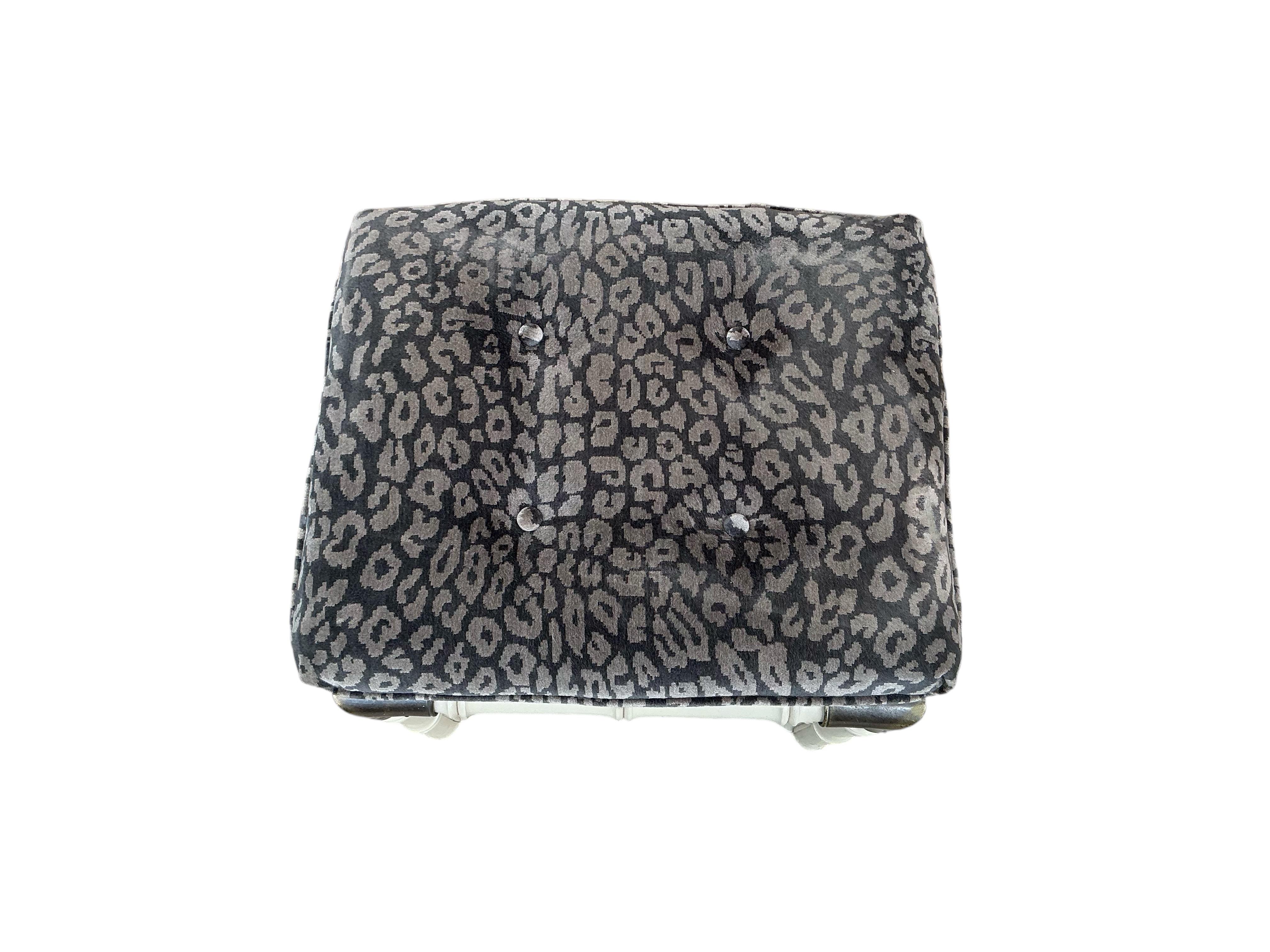 Americano Pouf / Sgabelli / Panche in velluto leopardato di bambù finto Hollywood Regency - coppia in vendita