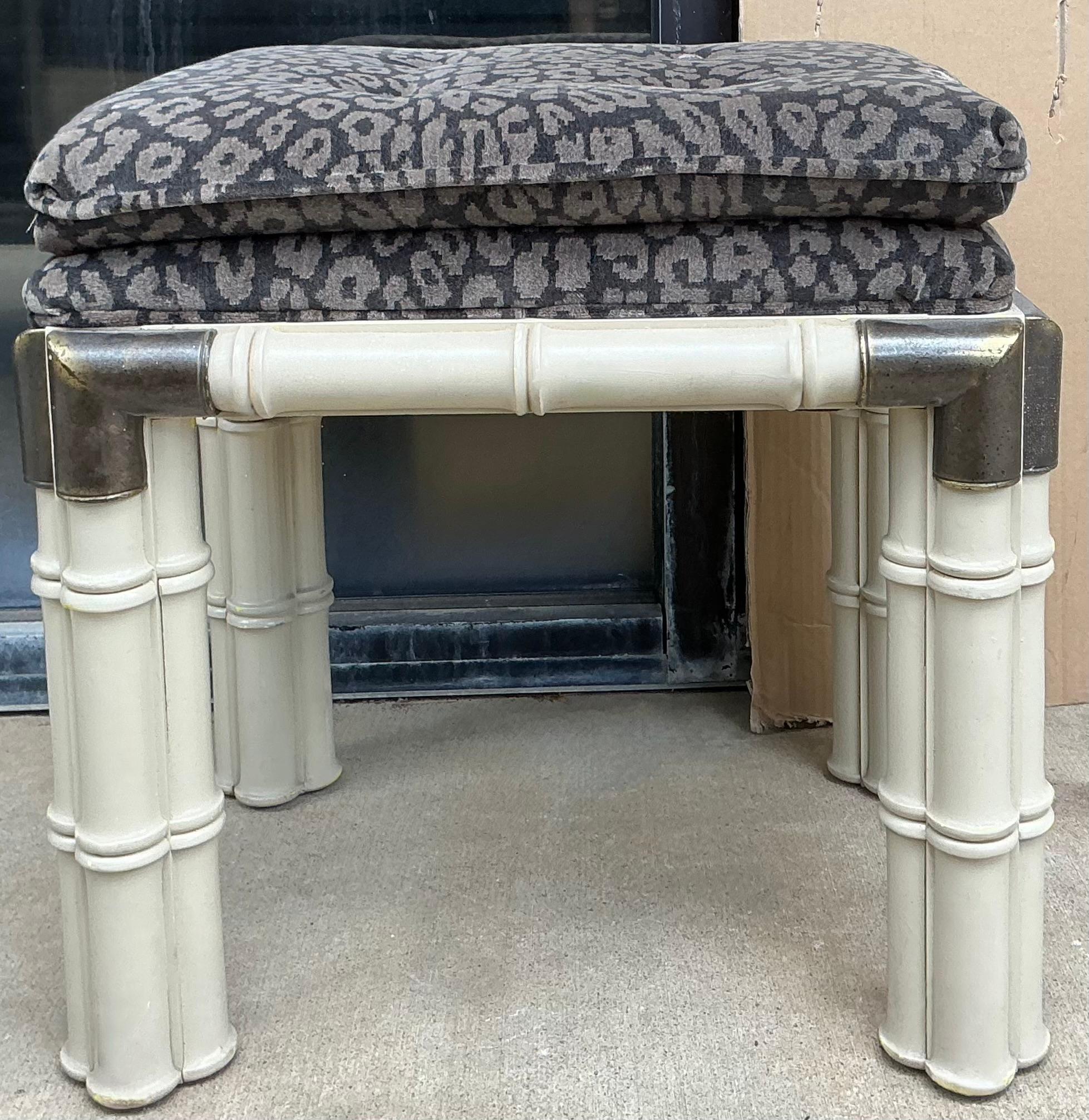 Pouf / Sgabelli / Panche in velluto leopardato di bambù finto Hollywood Regency - coppia In condizioni buone in vendita a Kennesaw, GA