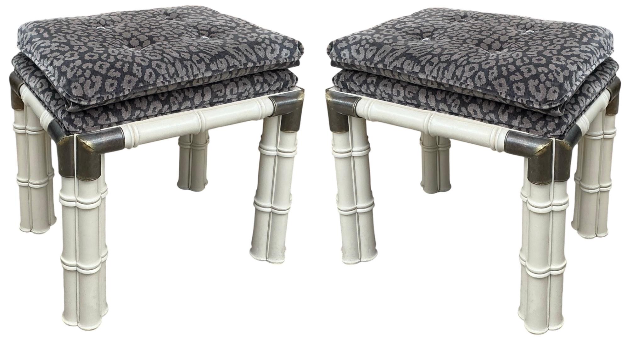 Ottone Pouf / Sgabelli / Panche in velluto leopardato di bambù finto Hollywood Regency - coppia in vendita