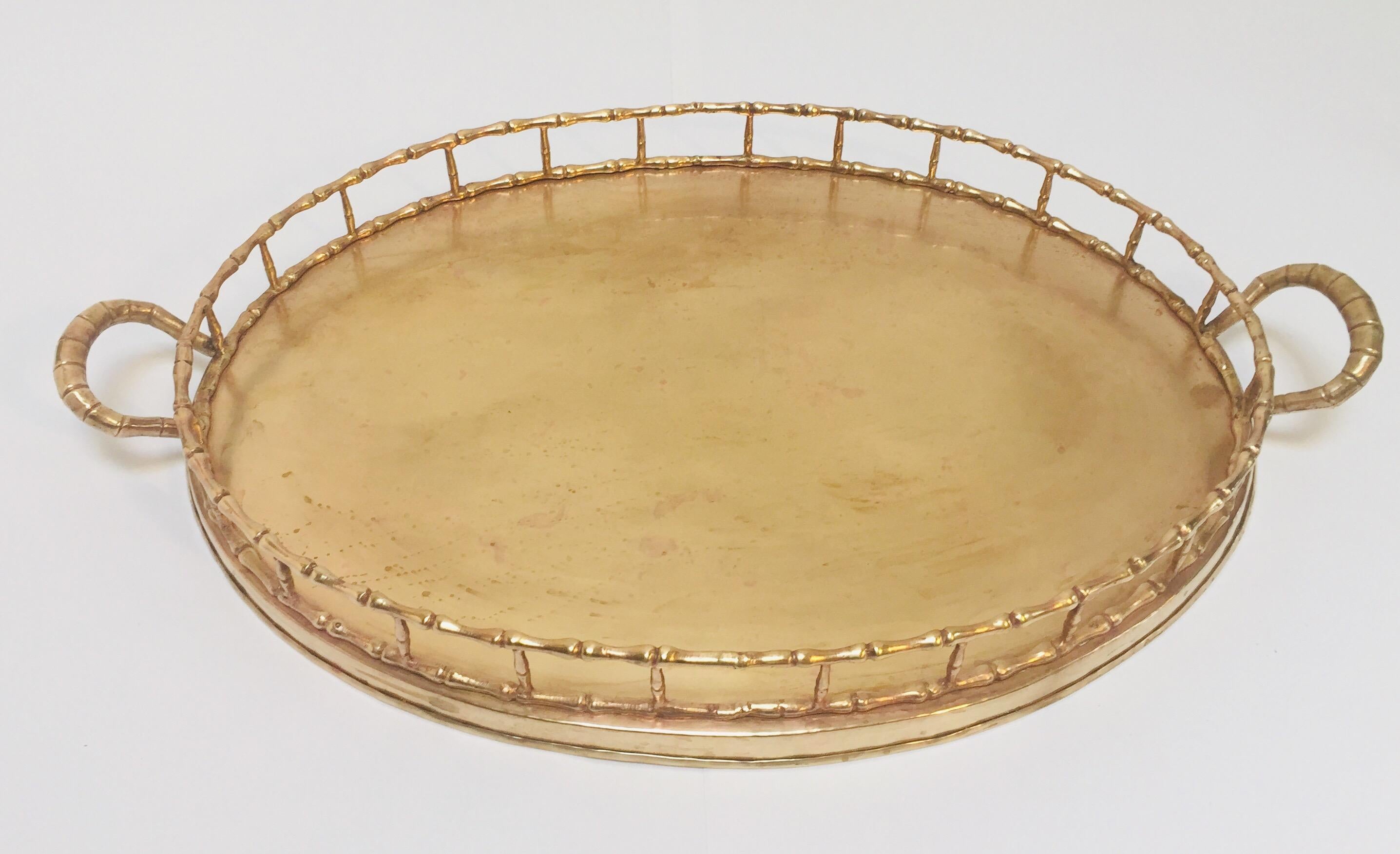 Hollywood Regency serving polished brass bamboo oval tray.
A vintage large oval serving brass tray in faux bamboo.
Age appropriate patina.
No stamps present from the maker.
Dimensions:
2 1/4