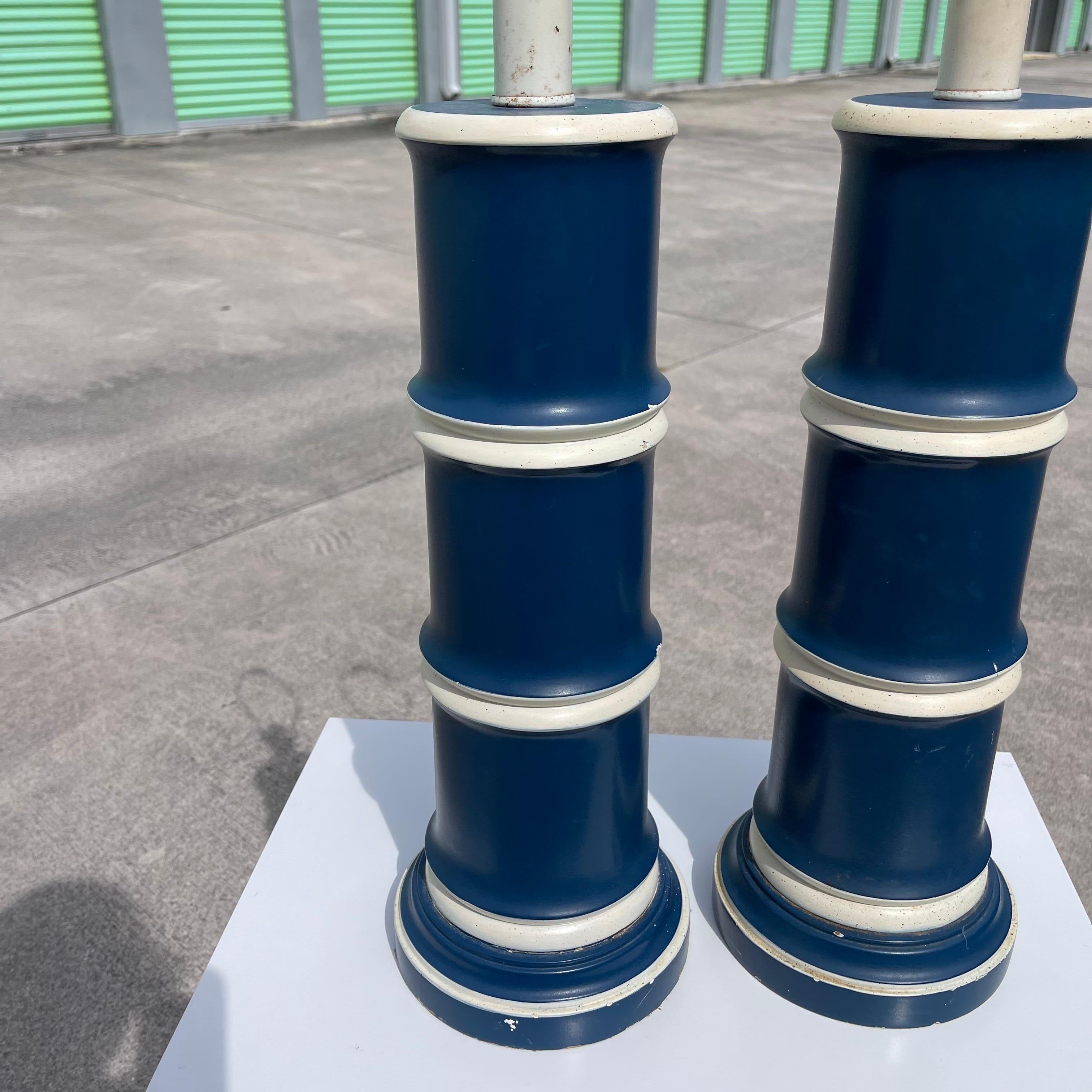 Encantador par de lámparas de mesa de bambú de imitación, pintadas en azul con contraste blanco.

Altura sin arpa: 23