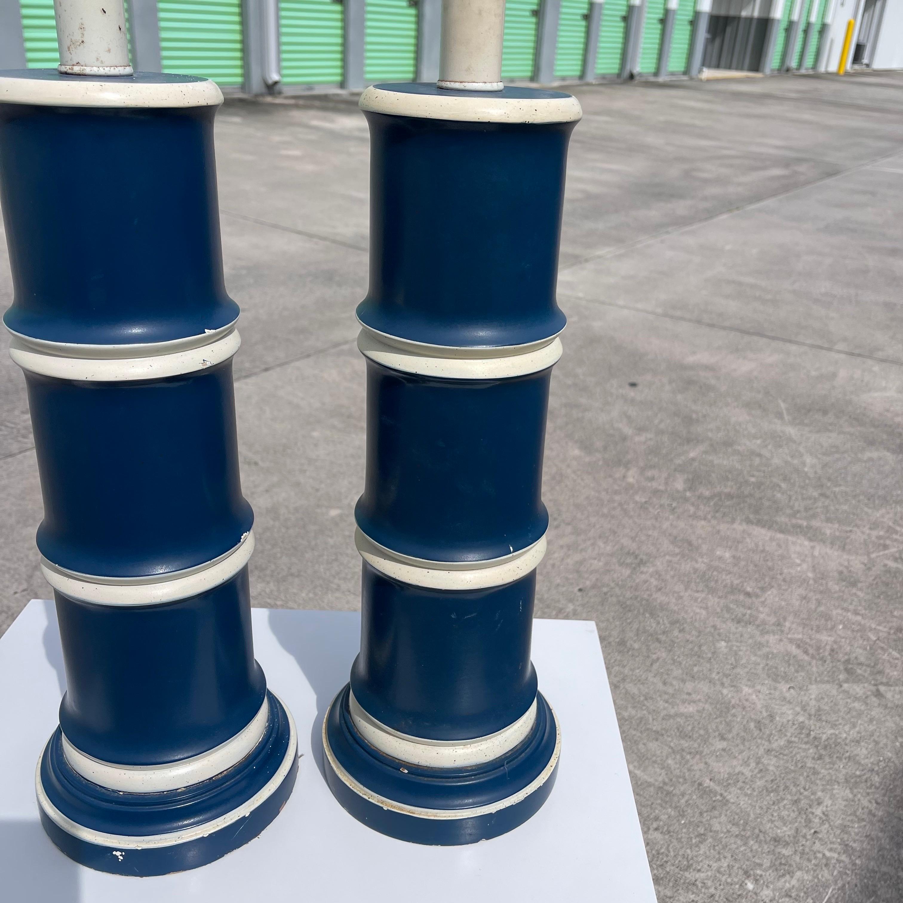 Pareja de lámparas de sobremesa de bambú de imitación Hollywood Regency en Bastante bueno estado para la venta en Jensen Beach, FL