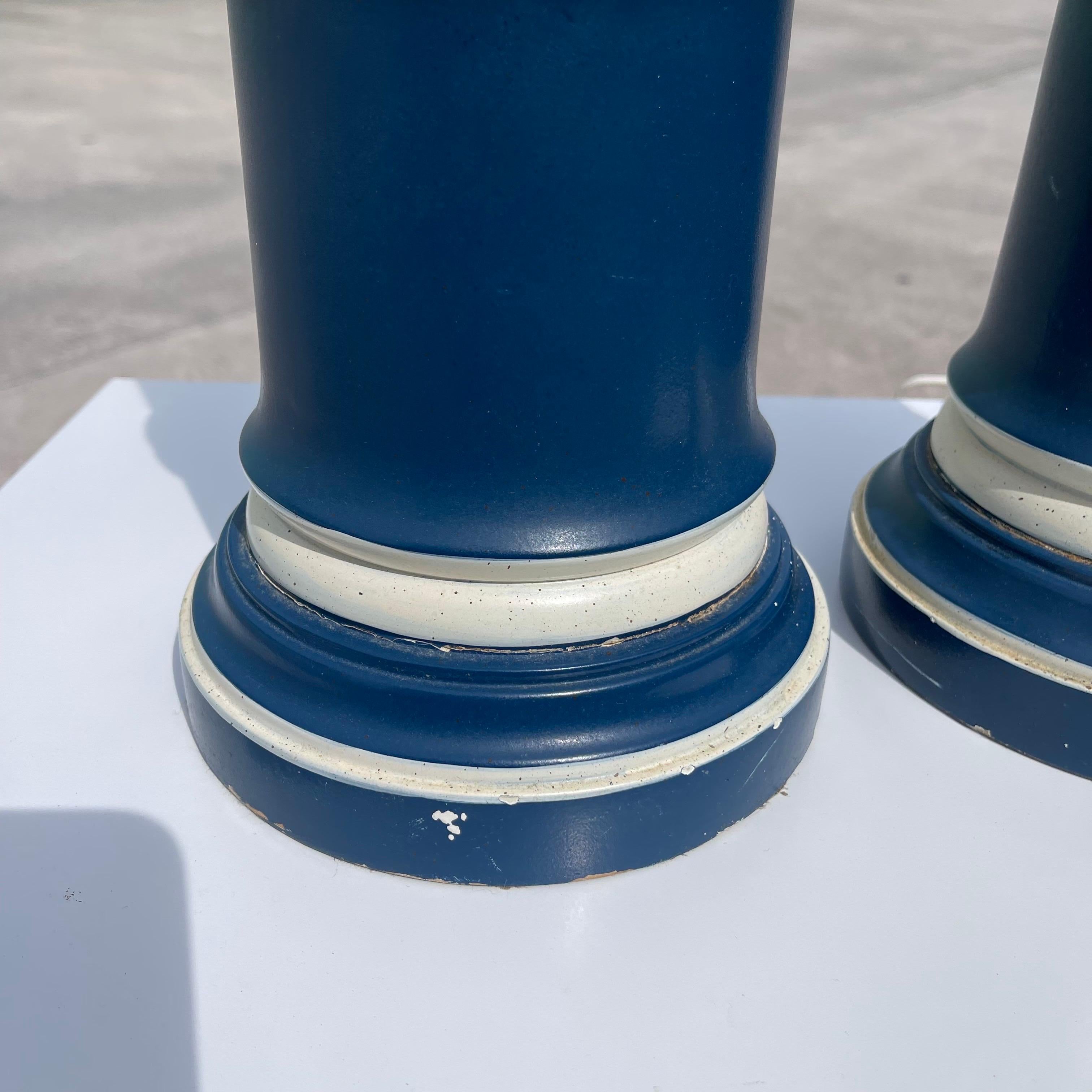 Pareja de lámparas de sobremesa de bambú de imitación Hollywood Regency siglo XX en venta