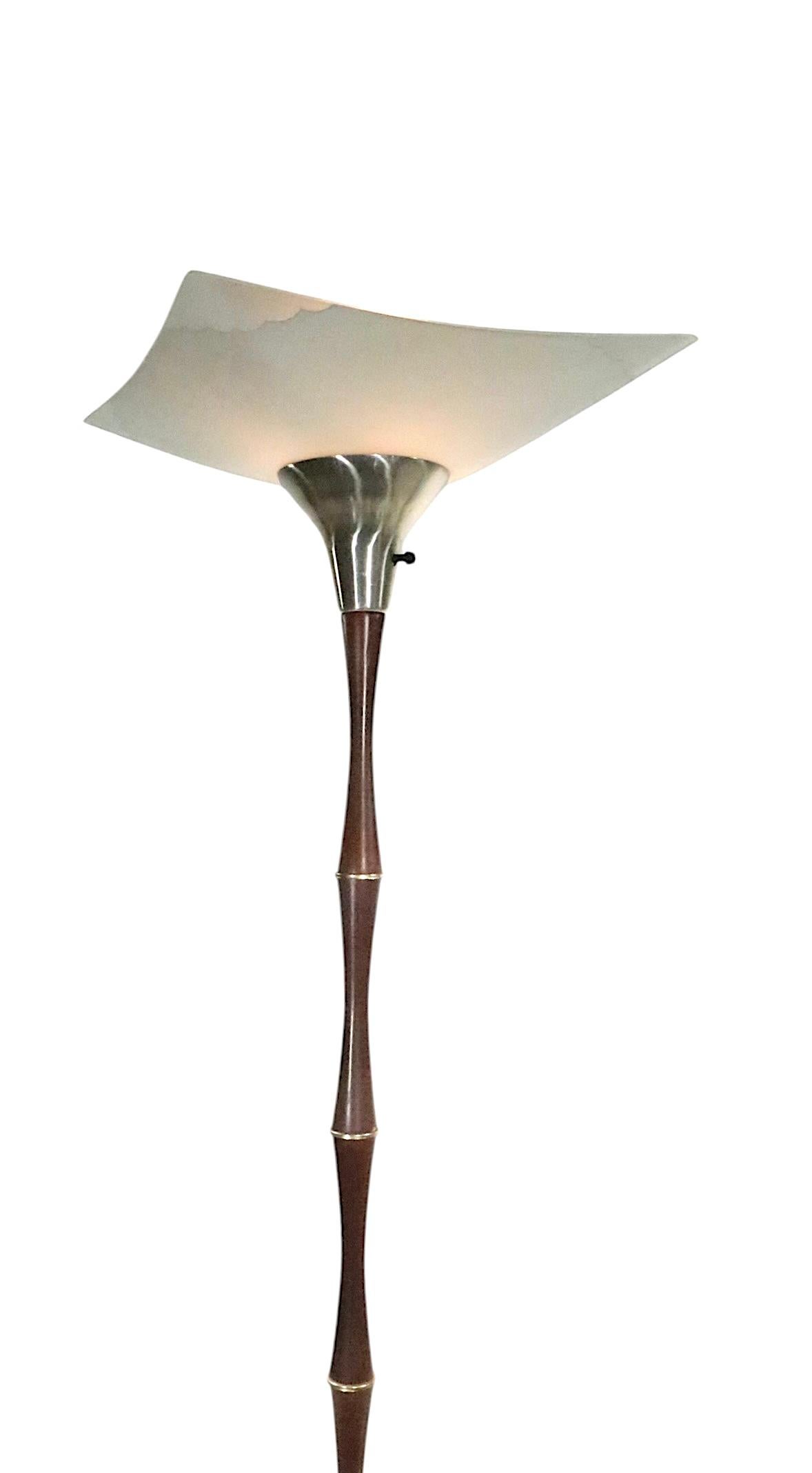 Lámpara de pie de bambú de imitación Hollywood Regency c 1940/50's en venta 3