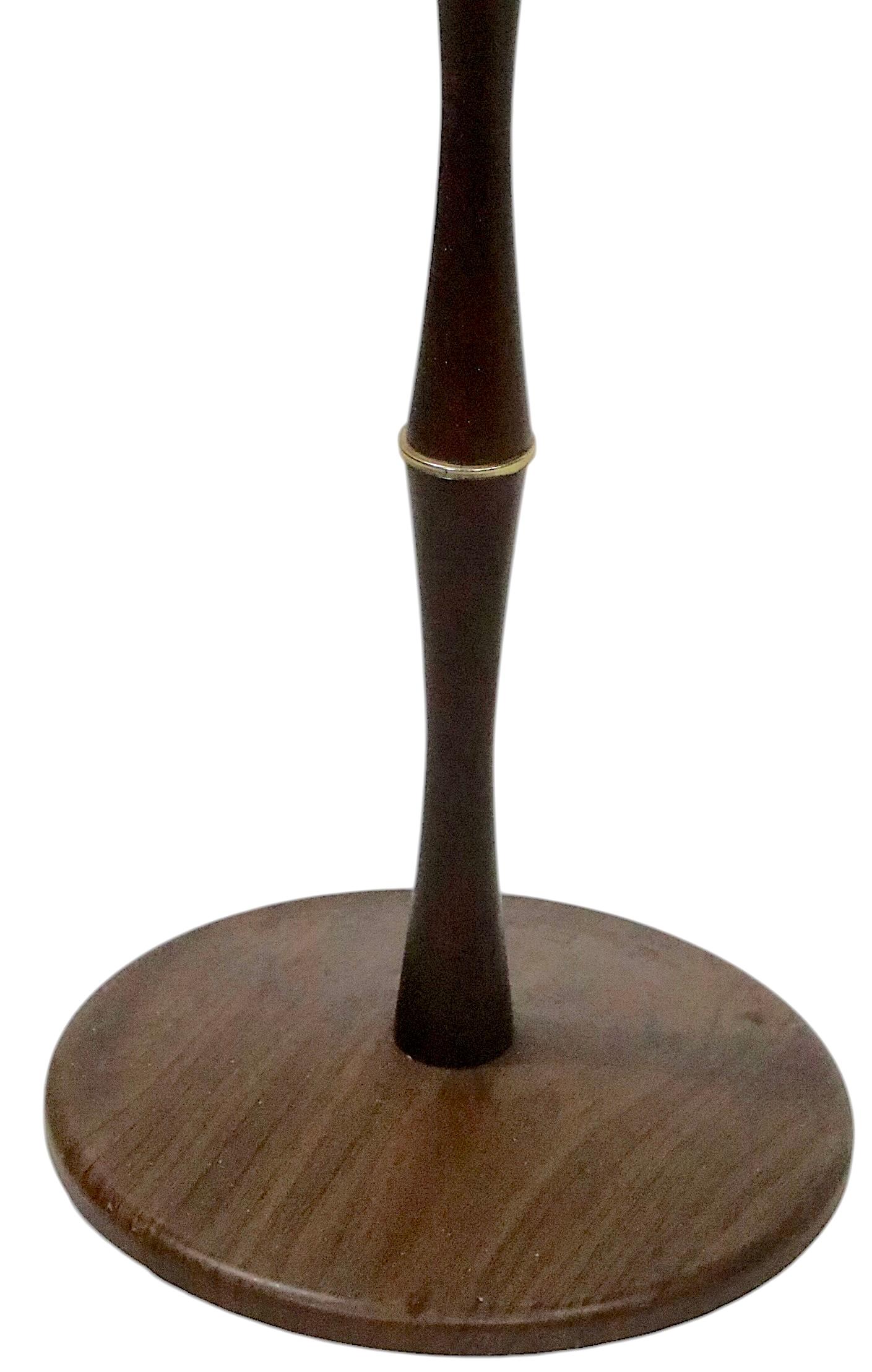 Lámpara de pie, antorcha, uplight de estilo chic Mid Century Hollywood Regency.  La base presenta elementos de madera segmentados, con espaciadores de latón, una copa de soplete de aluminio, sobre una base metálica en forma de disco con acabado de