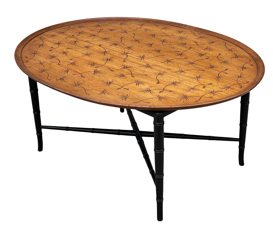 Un joli design transitionnel fabriqué par Kittinger Furniture. Pieds en faux bambou noir et plateau en chêne. Très bon état. 