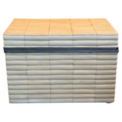 Caja de estilo Hollywood Regency de hueso y latón con incrustaciones de imitación al estilo de Maitland Smith