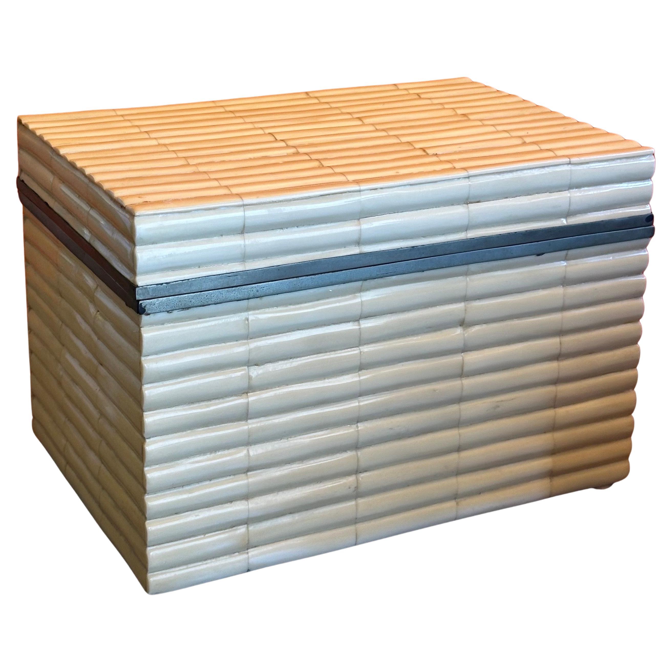 Caja de estilo Hollywood Regency de hueso y latón con incrustaciones de imitación al estilo de Maitland Smith