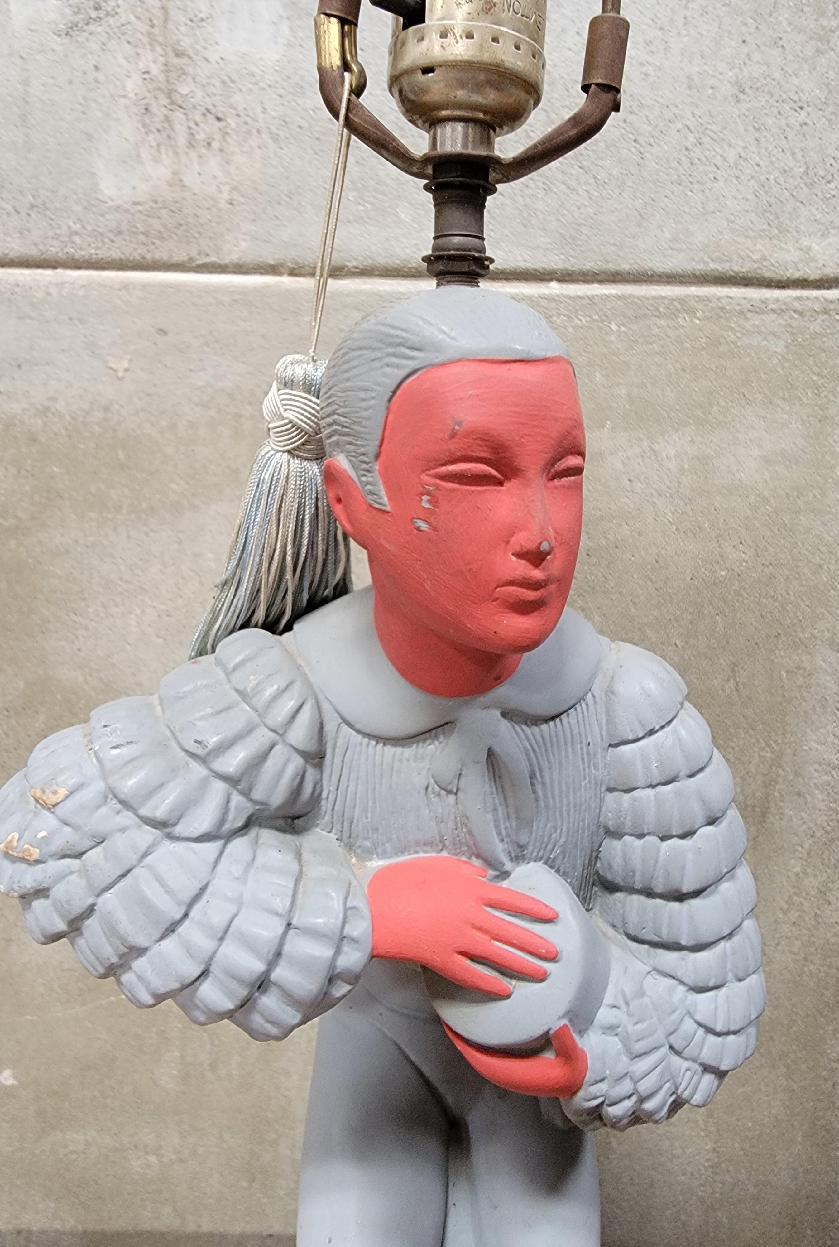 Ein Paar figurale Lampen von Royalite aus Hollywood, Kalifornien. CIRCA. 1950's. Männliche und weibliche Bongospieler und Tänzer. Hergestellt aus Chalkware. Der Name des Herstellers ist auf dem Sockel und einem teilweisen Papieretikett