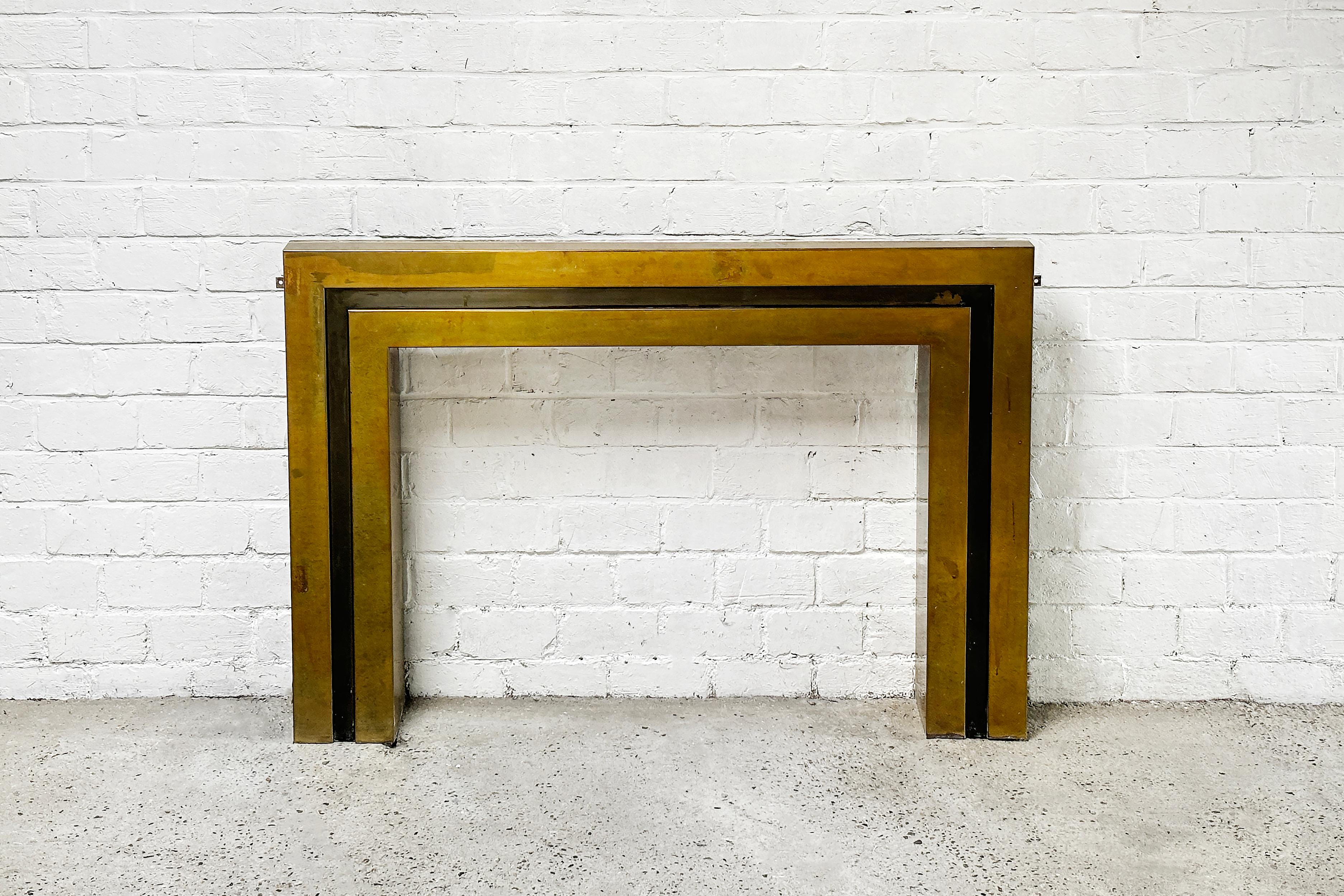 A Hollywood Regency fireplace mantel crafted in France during the 1970s, embodying the style of Maison Jansen. Natural patina to brass. Will be thoroughly cleaned before shipping. 

Overall mantel dimensions: 91,70 cm H x 130,2 cm W x 25cm D
opening