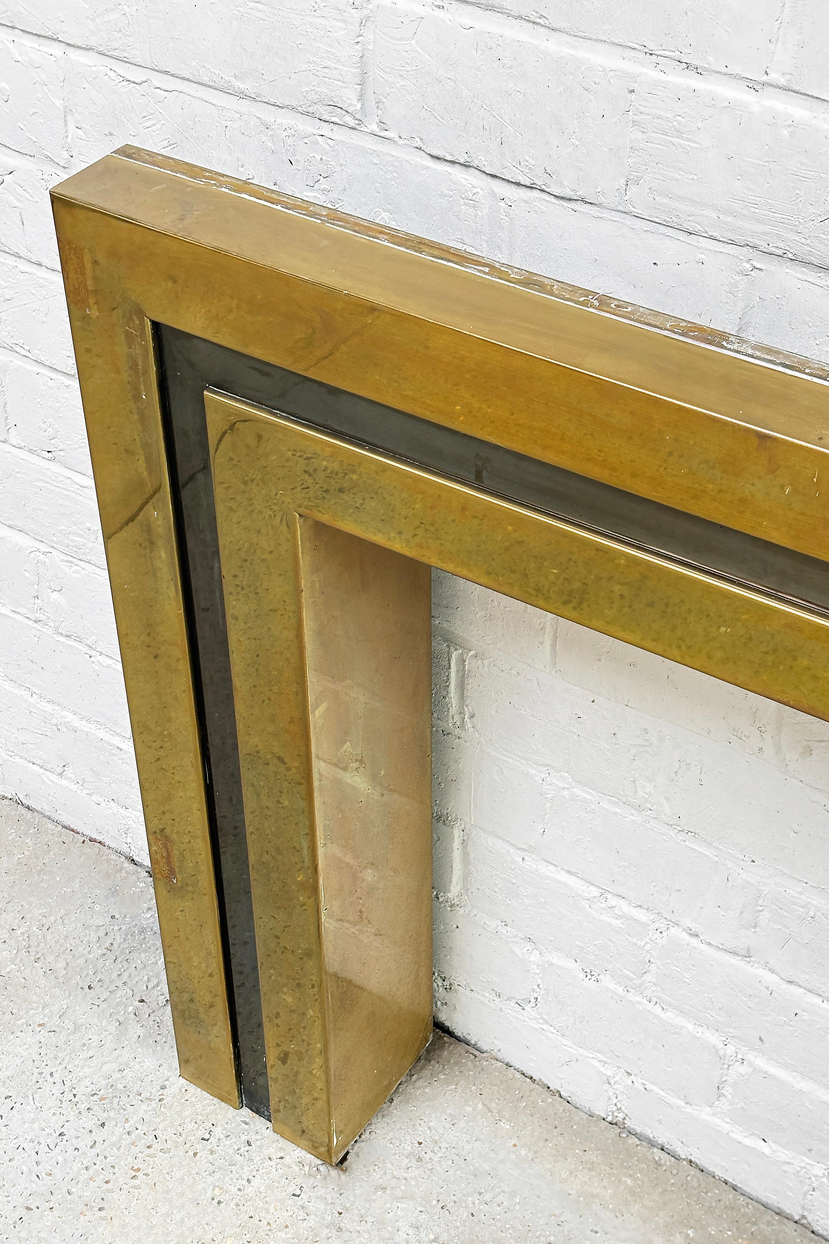 Hollywood Regency Fireplace Mantel in Brass, 1970's In Good Condition For Sale In Antwerp, Antwerp