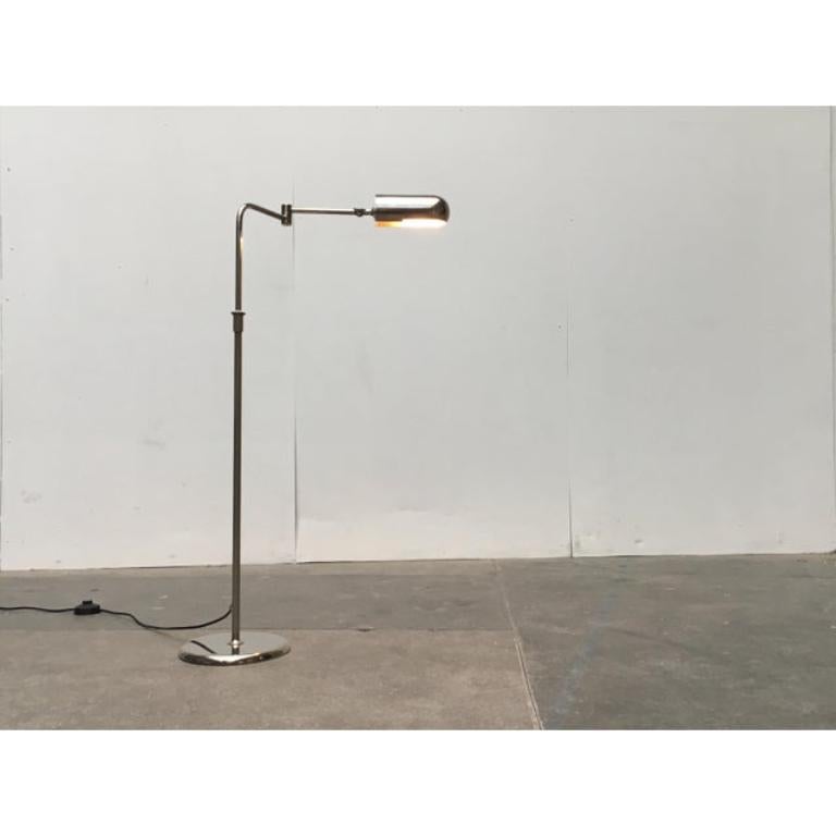 Ésta es una rara lámpara de pie del diseñador de iluminación Florian Schulz. El diseño impresiona por su sencilla elegancia y sus materiales de alta calidad. La llamativa pantalla está situada en el extremo de un brazo giratorio. Así, el alcance de