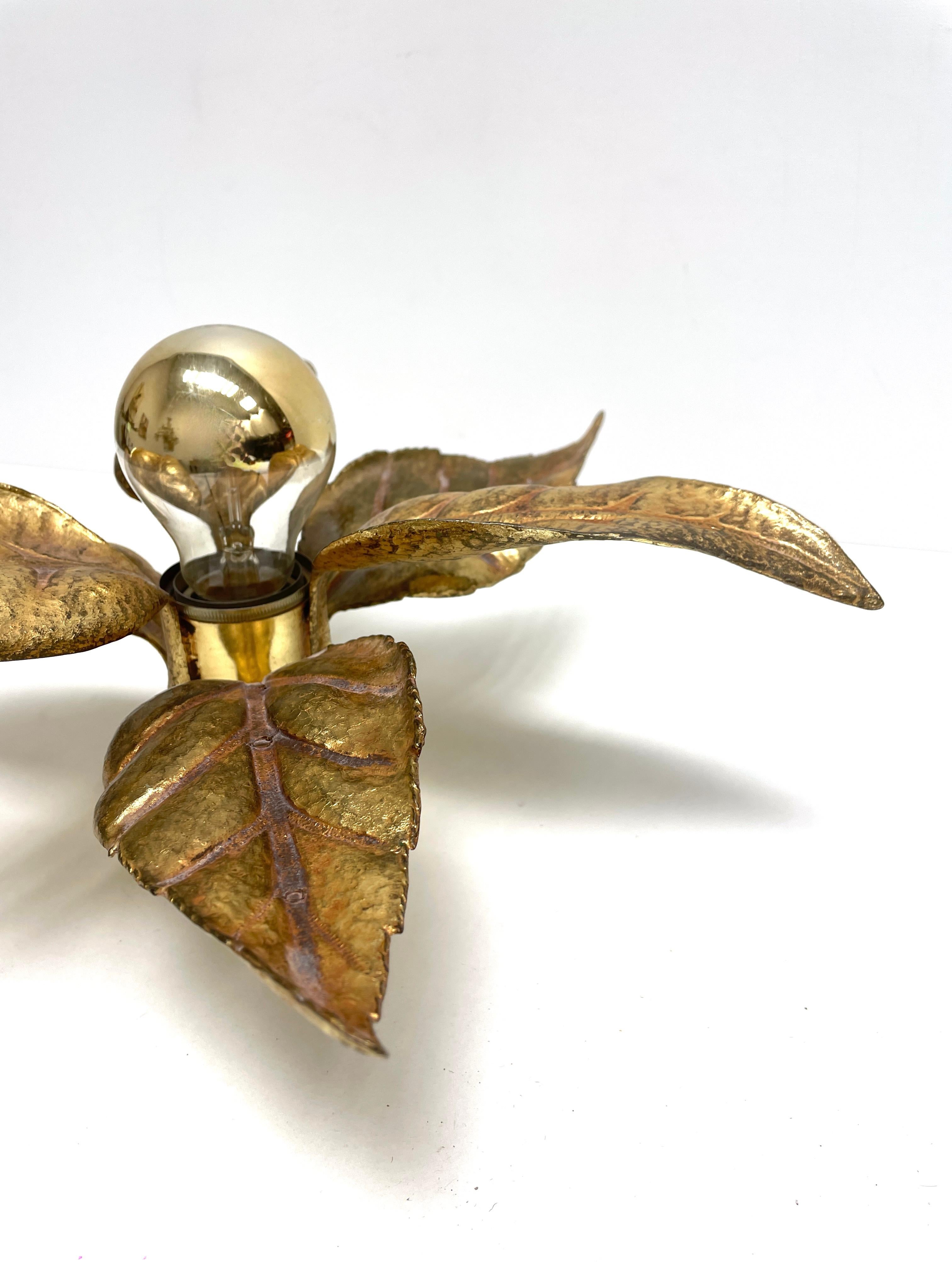 Hollywood Regency Flower Brass Wall Light, Willy Daro for Massive Lighting 1970s In Good Condition For Sale In Nuernberg, DE