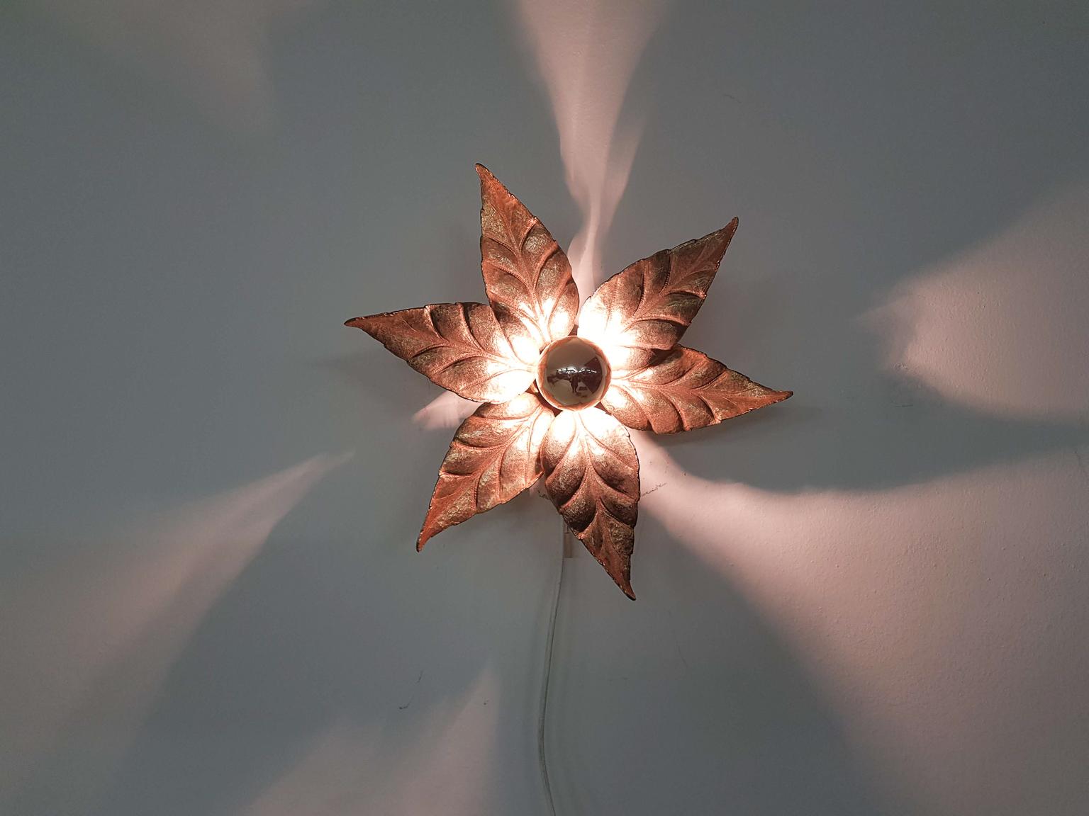 Fantastic wall or ceiling light in the shape of a flower. The lamp features a flower connected to a wall or ceiling plate. In the middle of the golden flower, there is a bulb with a golden reflector. This bulb comes with the purchase.

This golden