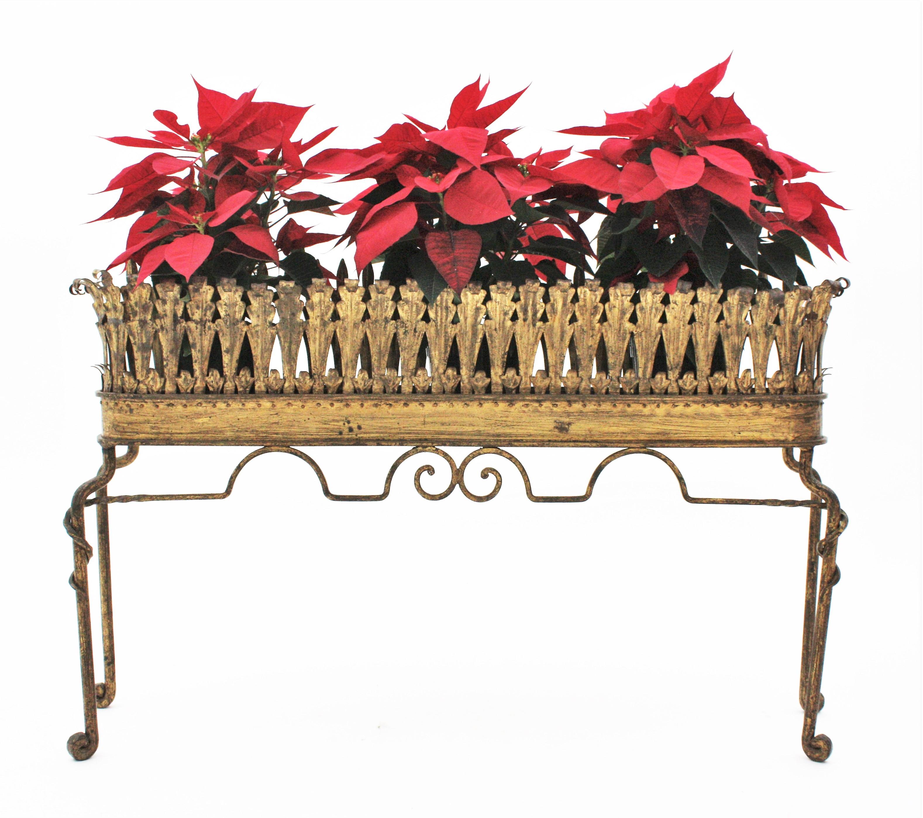 Hollywood Regency Foliage Tall Planter Jardinière in Gilt Iron, France, 1940s In Good Condition In Barcelona, ES