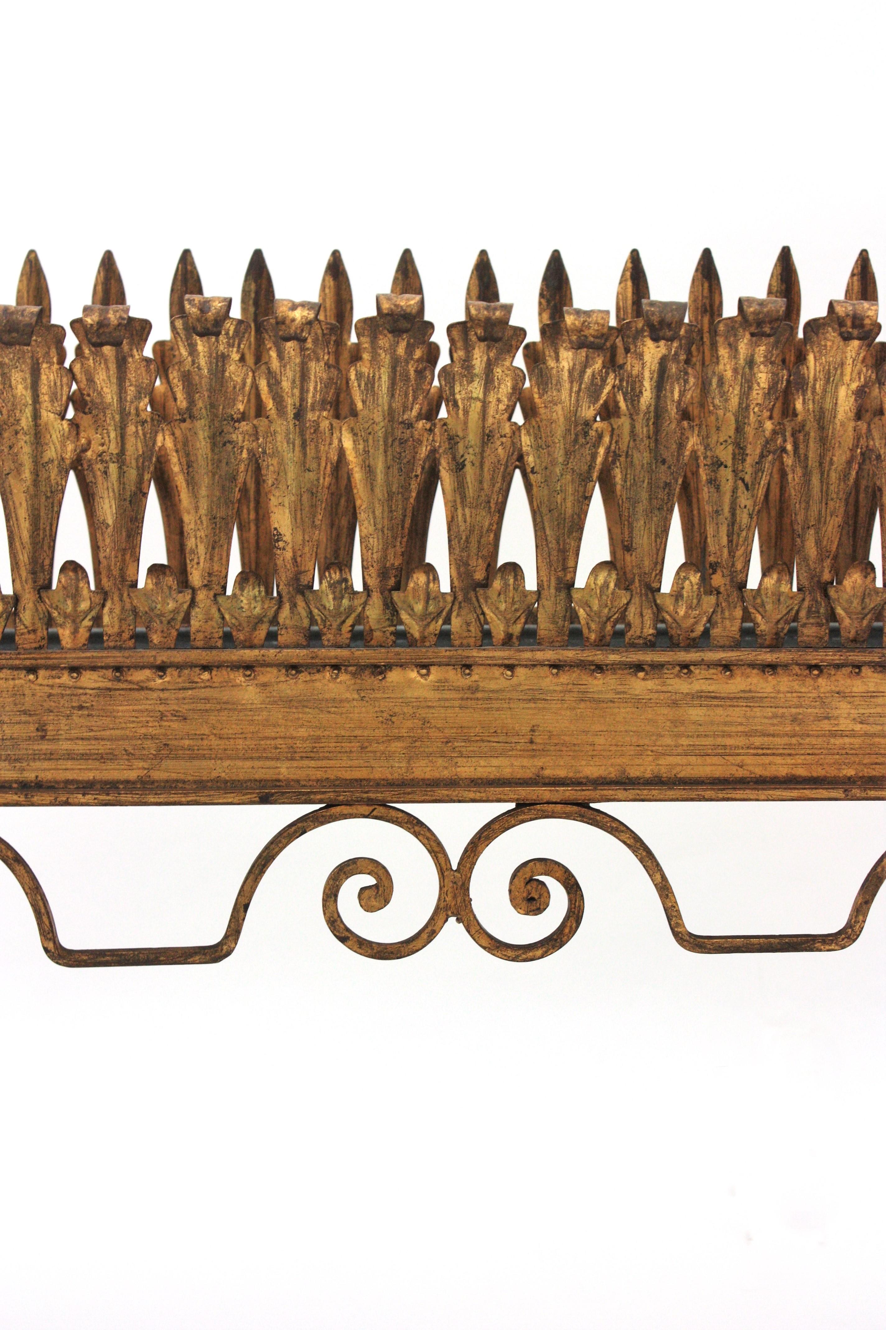 Hollywood Regency Foliage Tall Planter Jardinière oder Drinks Stand in vergoldetem Eisen (Vergoldet) im Angebot