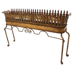 Jardinière ou Stand de boissons en fer doré Hollywood Regency Foliage Tall Planter Jardinière or Drinks Stand in Gilt Iron