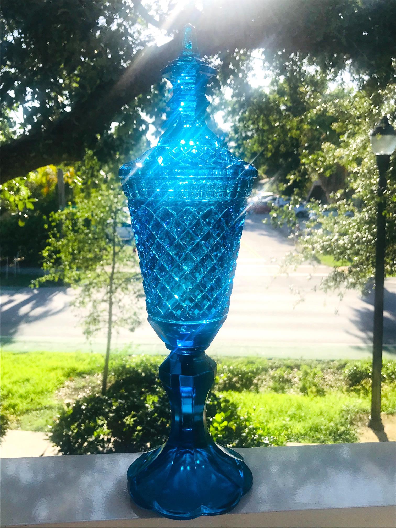 Hollywood Regency Footed Glass Urn with Lid in Vibrant Aqua, 1940s In Good Condition For Sale In Fort Lauderdale, FL
