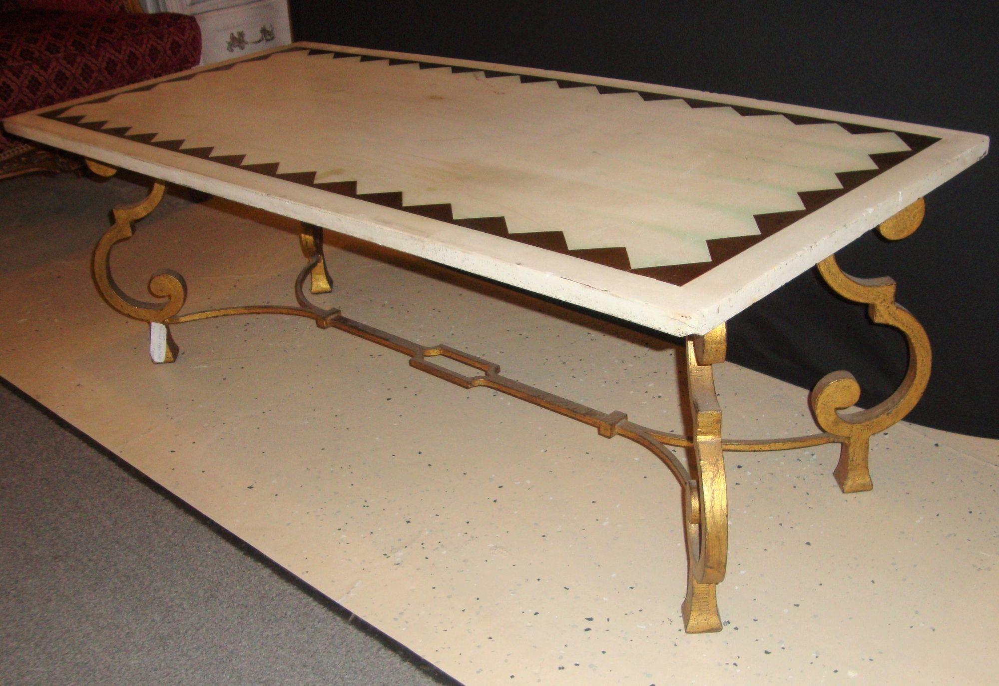 Hollywood Regency Français Base en laiton Table Cocktail Tables Marbre Incrusté État moyen - En vente à Manhasset, NY