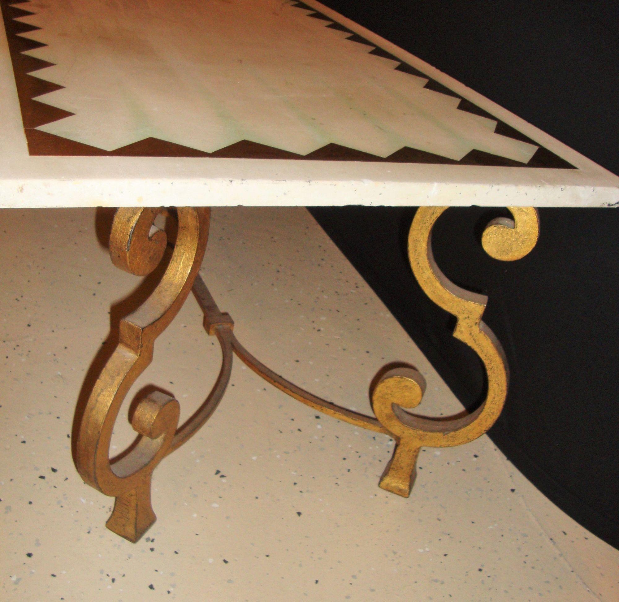 20ième siècle Hollywood Regency Français Base en laiton Table Cocktail Tables Marbre Incrusté en vente