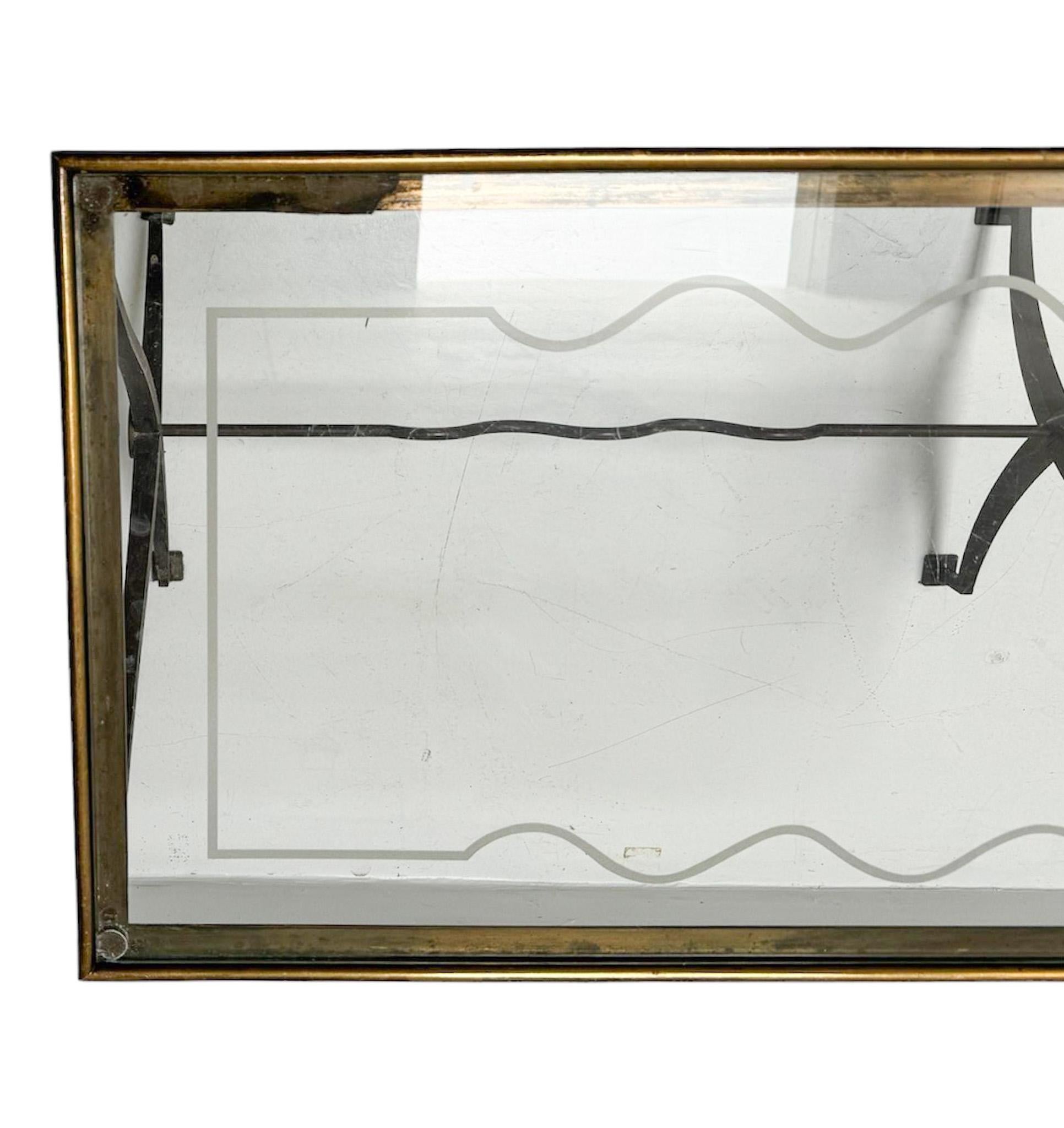 Table basse française Hollywood Regency avec plateau en verre d'origine, années 1970 en vente 4