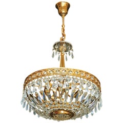 Lampadario Hollywood Regency in cristallo e ottone dorato