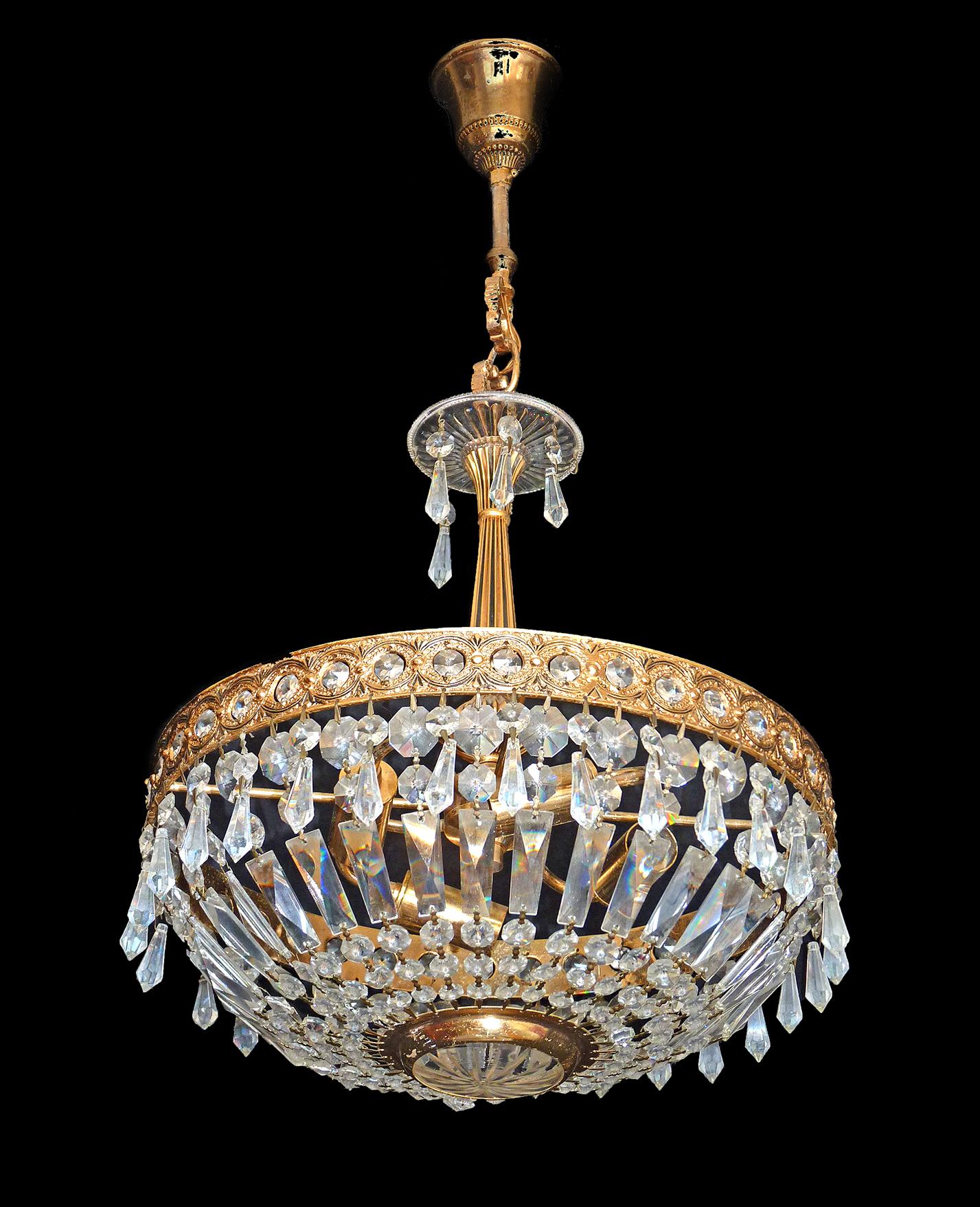 Hollywood Regency French Crystal and Gilt Brass Chandelier In Good Condition For Sale In Coimbra, PT