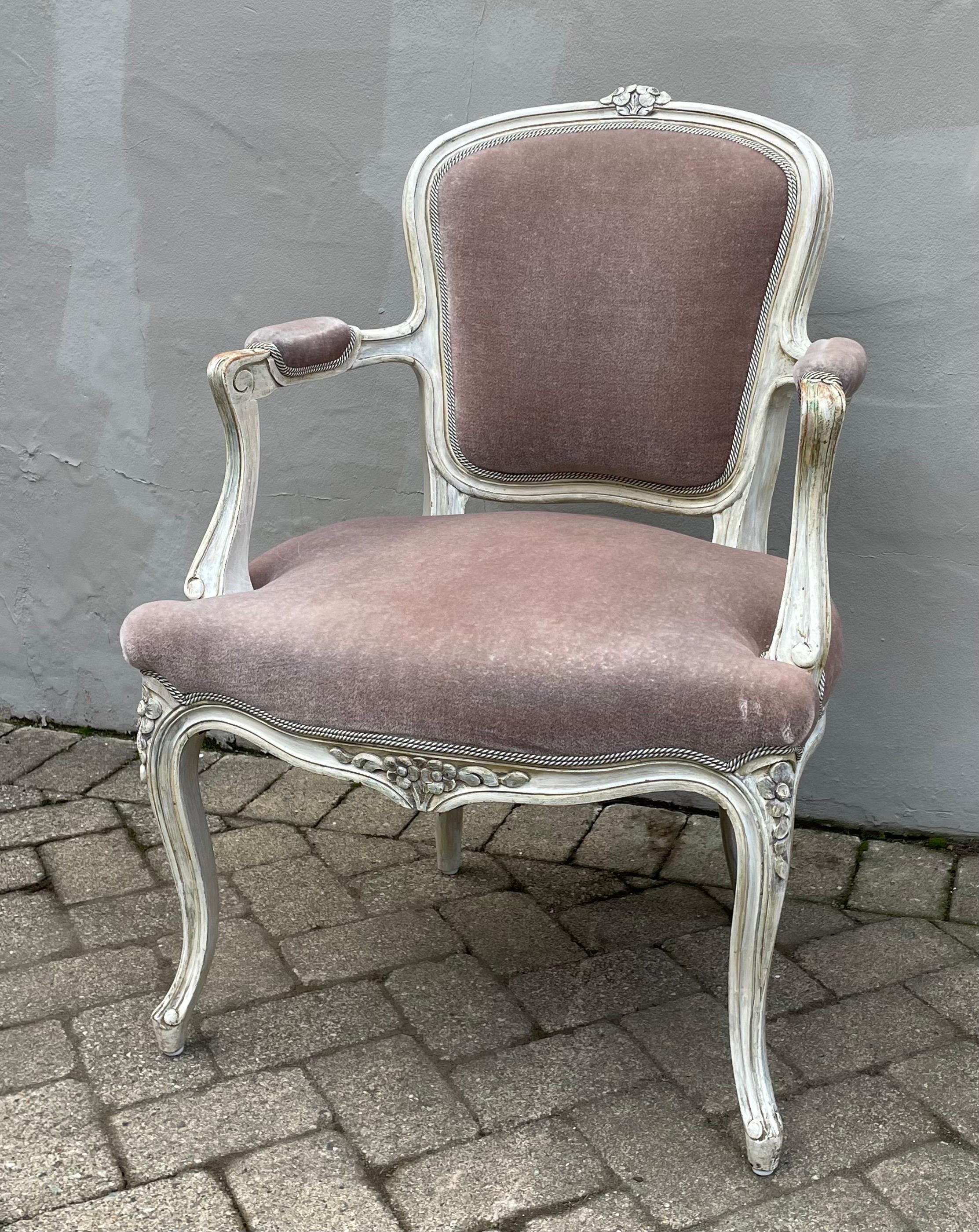 Side Chair in Light Plum Velvet Mohair, 1950's, French Hollywood Regency In Good Condition For Sale In Bedford Hills, NY