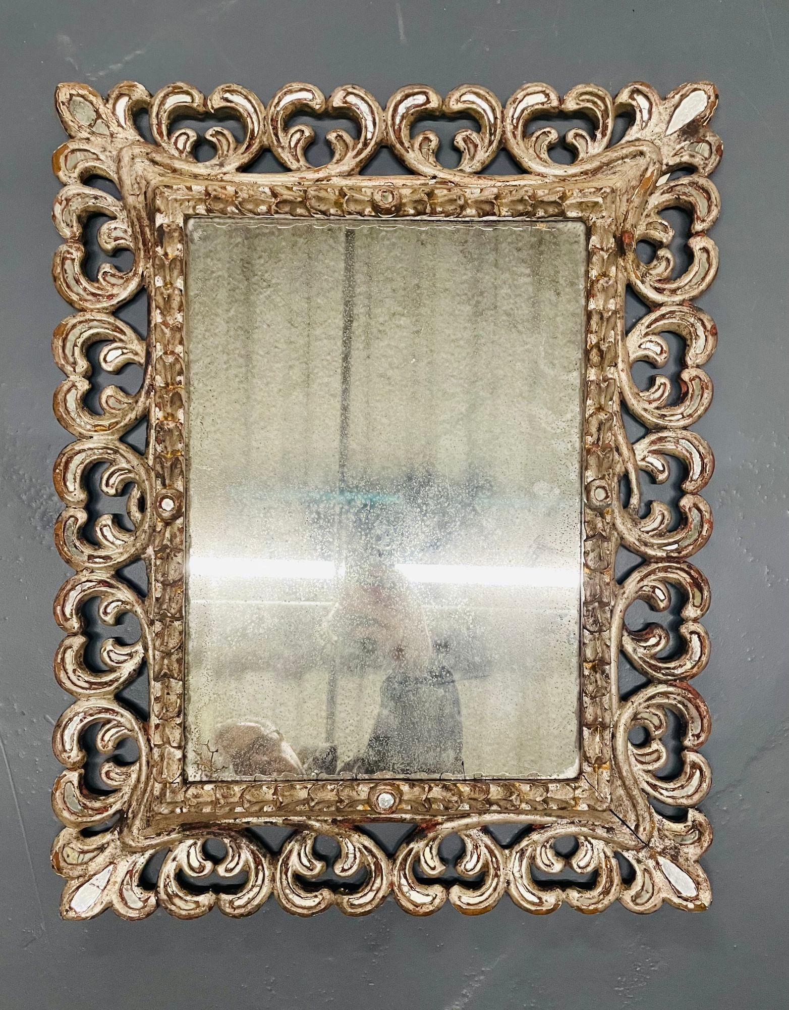  Specchio da parete / consolle / molo francese Hollywood Regency in foglia d'argento, con effetto anticato
 
Specchio da parete o consolle in foglia argentata in stile rococò francese. Questa cornice finemente intagliata presenta decorazioni in