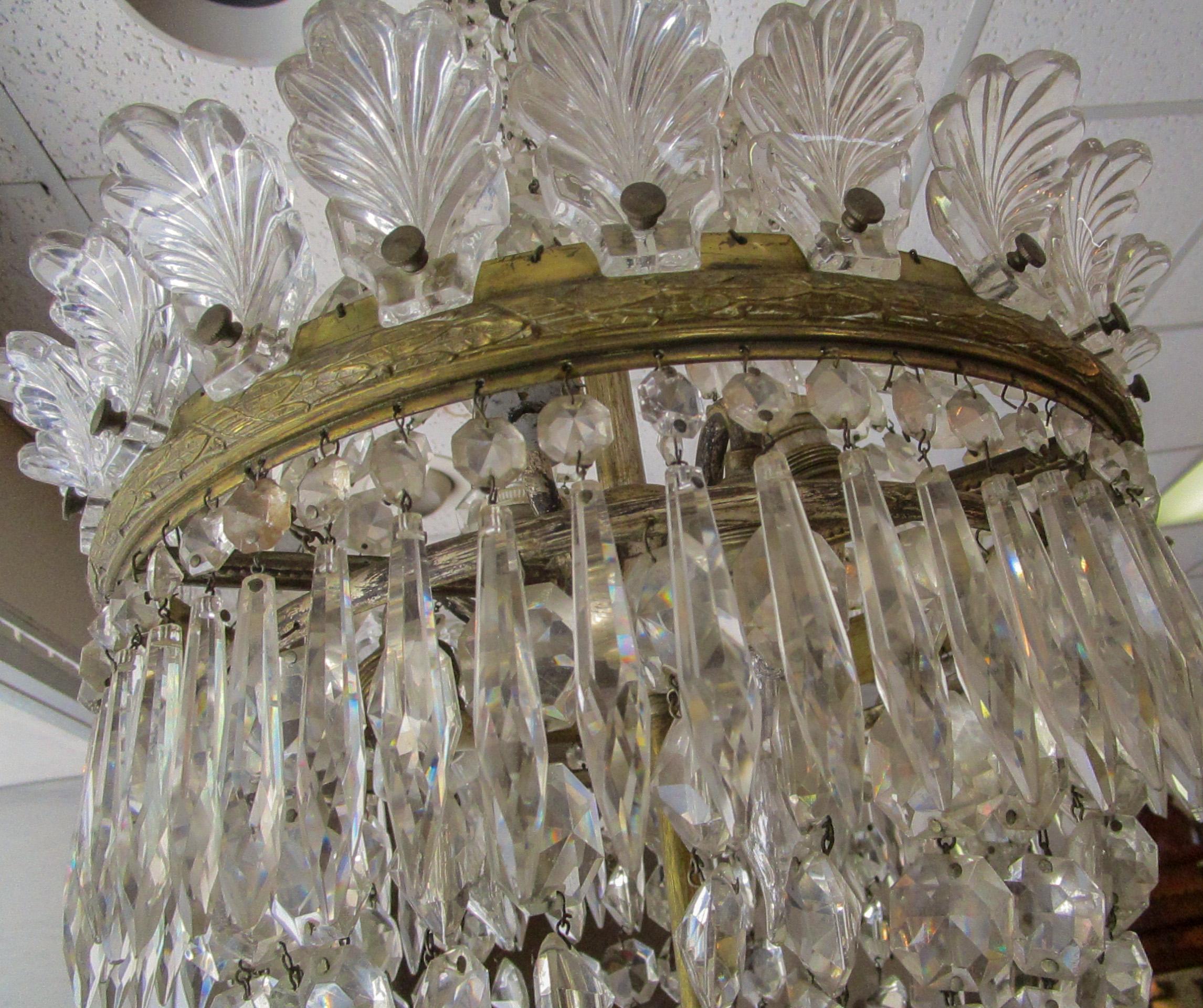 Lampadario di cristallo francese Hollywood Regency a sei luci con corone di conchiglie in vetro in vendita 4