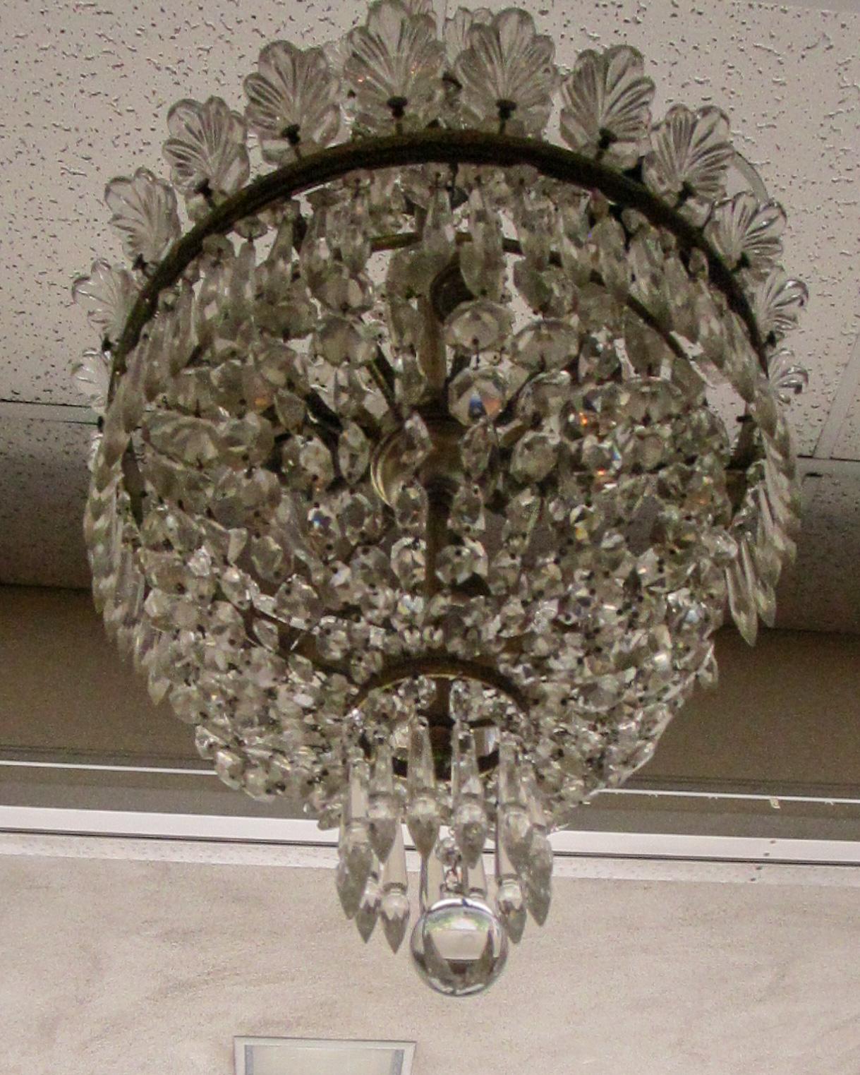 Lampadario di cristallo francese Hollywood Regency a sei luci con corone di conchiglie in vetro in vendita 5