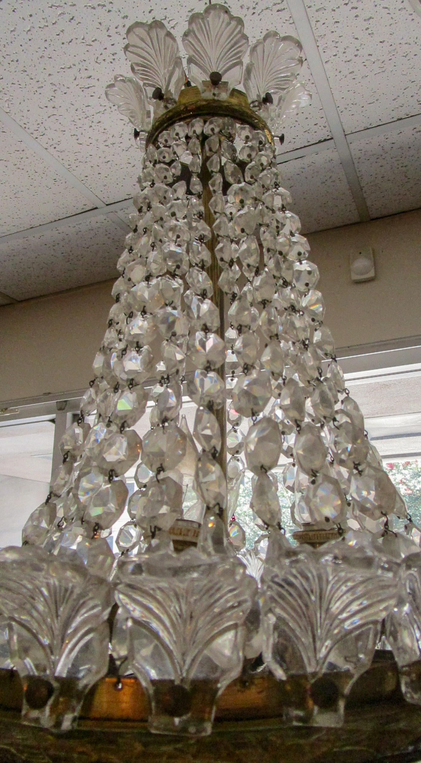 Lampadario di cristallo francese Hollywood Regency a sei luci con corone di conchiglie in vetro In condizioni buone in vendita a Savannah, GA