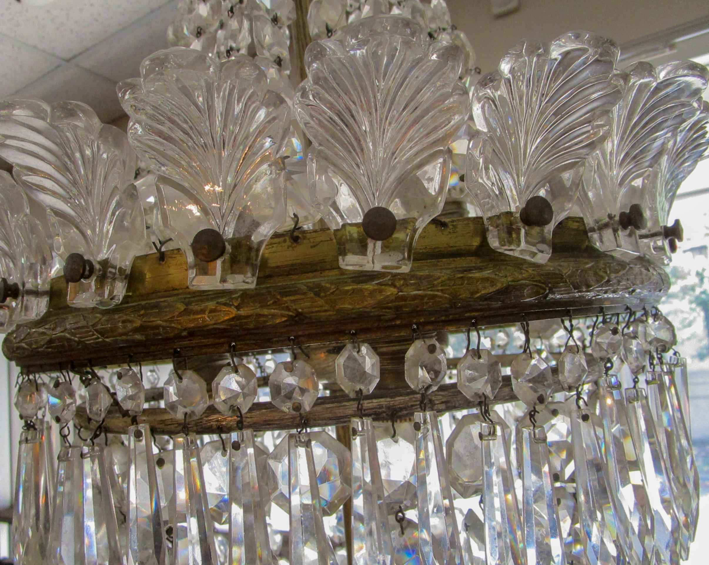Inizio XX secolo Lampadario di cristallo francese Hollywood Regency a sei luci con corone di conchiglie in vetro in vendita