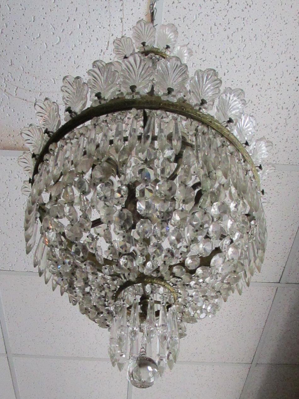 Lampadario di cristallo francese Hollywood Regency a sei luci con corone di conchiglie in vetro in vendita 1