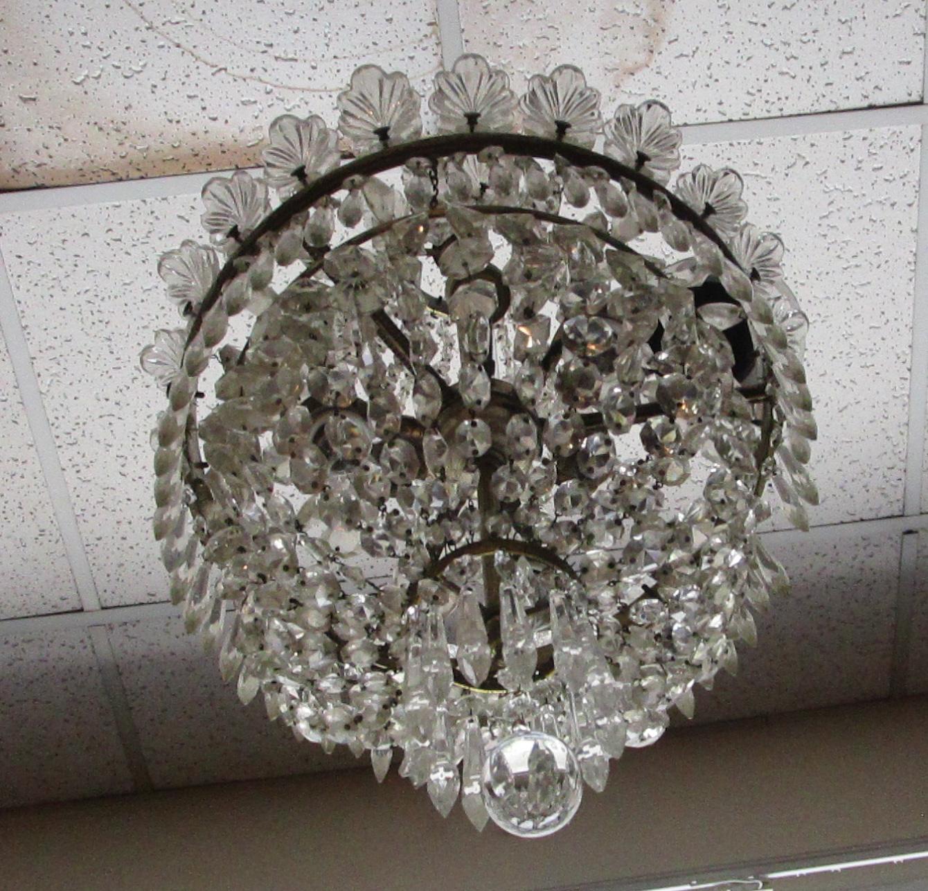 Lampadario di cristallo francese Hollywood Regency a sei luci con corone di conchiglie in vetro in vendita 2