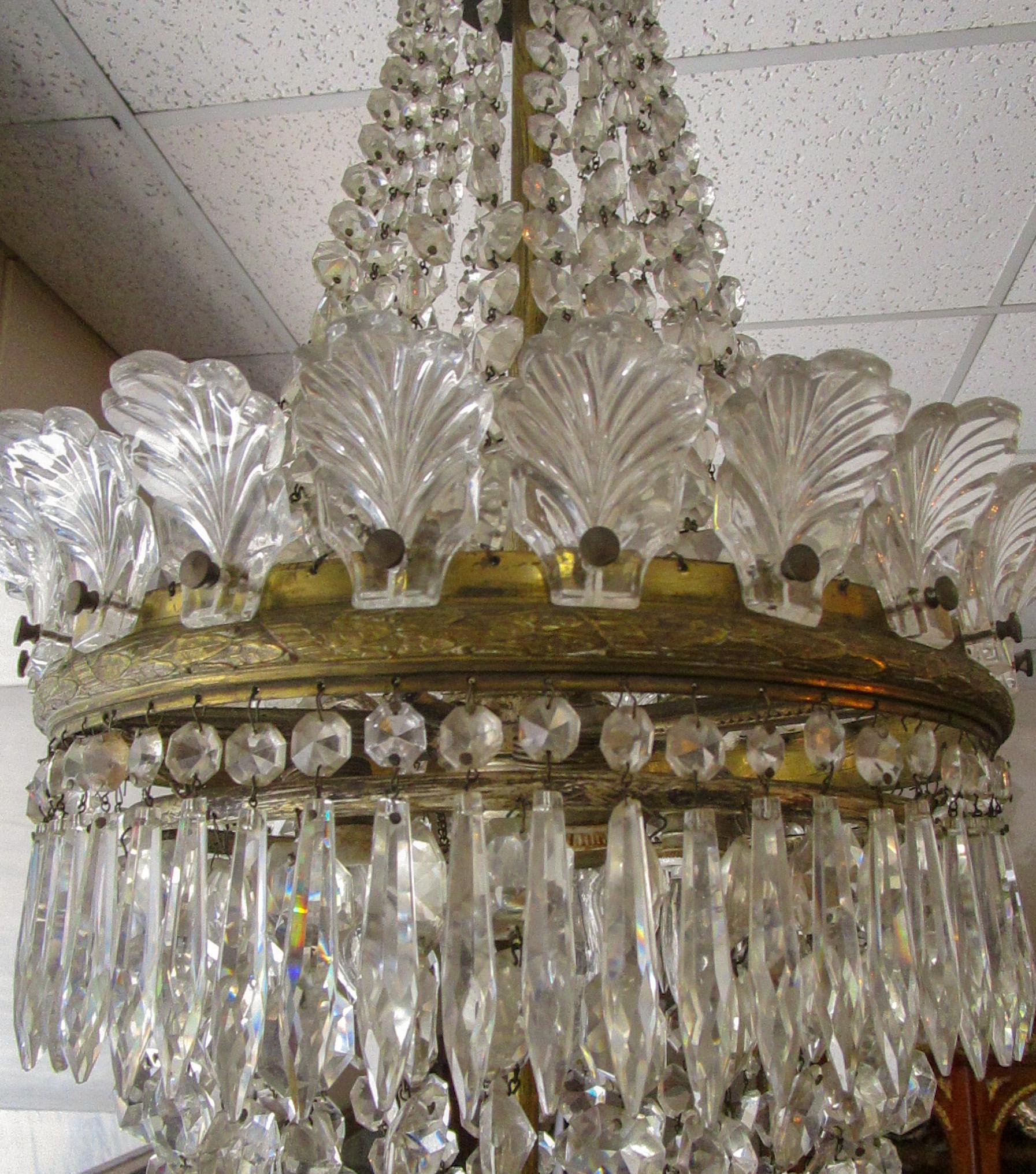 Lampadario di cristallo francese Hollywood Regency a sei luci con corone di conchiglie in vetro in vendita 3
