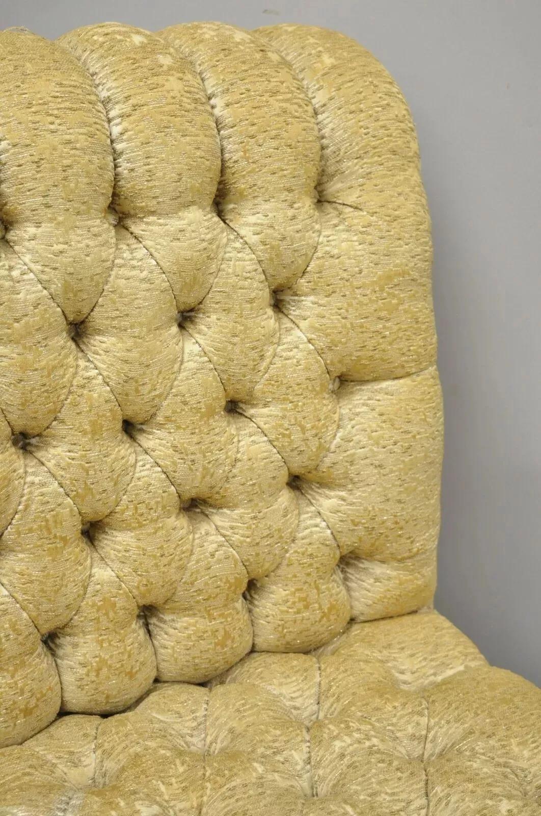 Chaises longues à dossier roulé et à dossier touffeté de style Hollywood Regency - Paire en vente 2