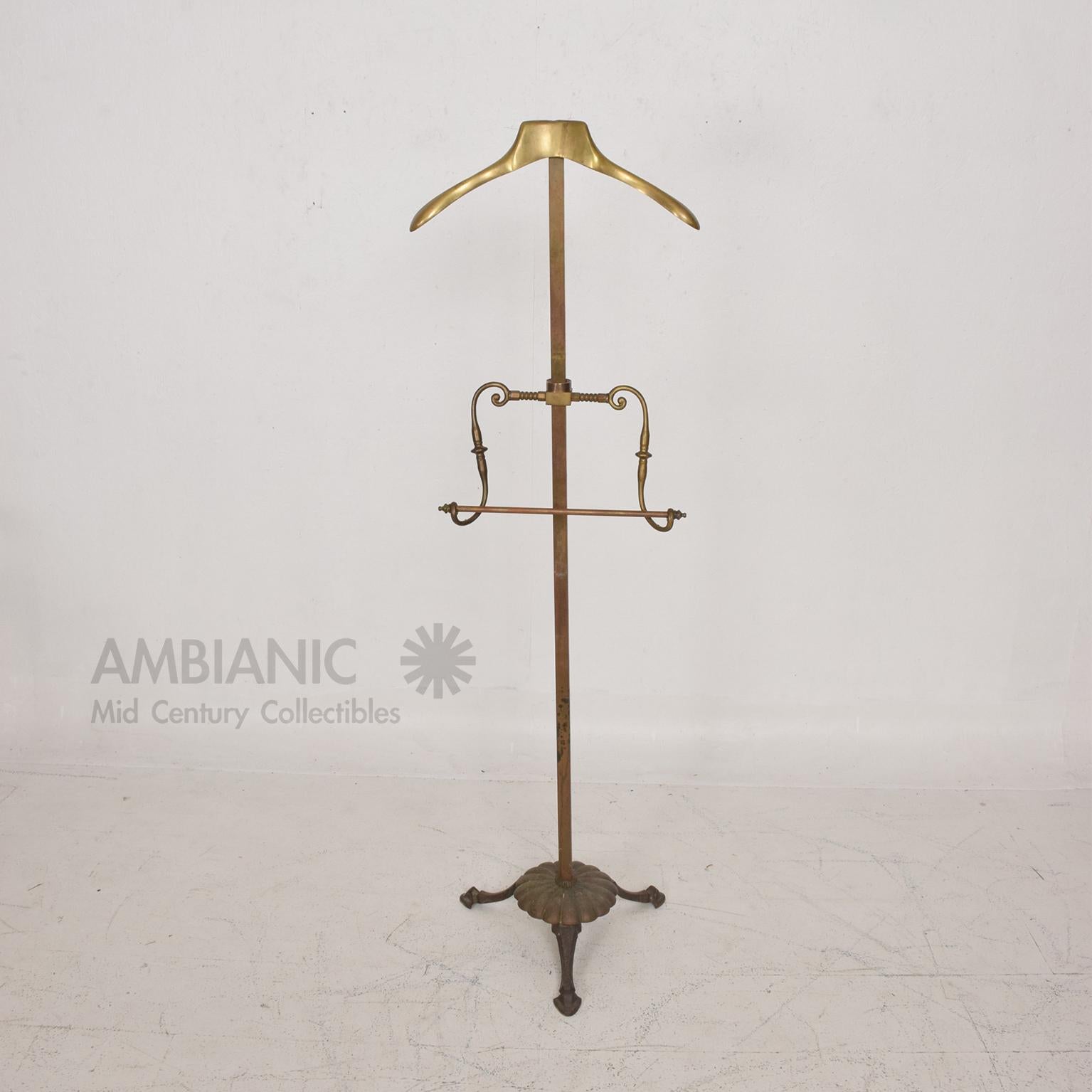 Valet Coat Rack
Gentleman's Sculptural Valet Coat Rack in Patinated Brass. Made in USA. Hollywood Regency 1970s
In the style of Charles Hollis Jones. Unmarked.
55 H x 17 W x 13.5 D
Original vintage condition unrestored with vintage patina. Minor