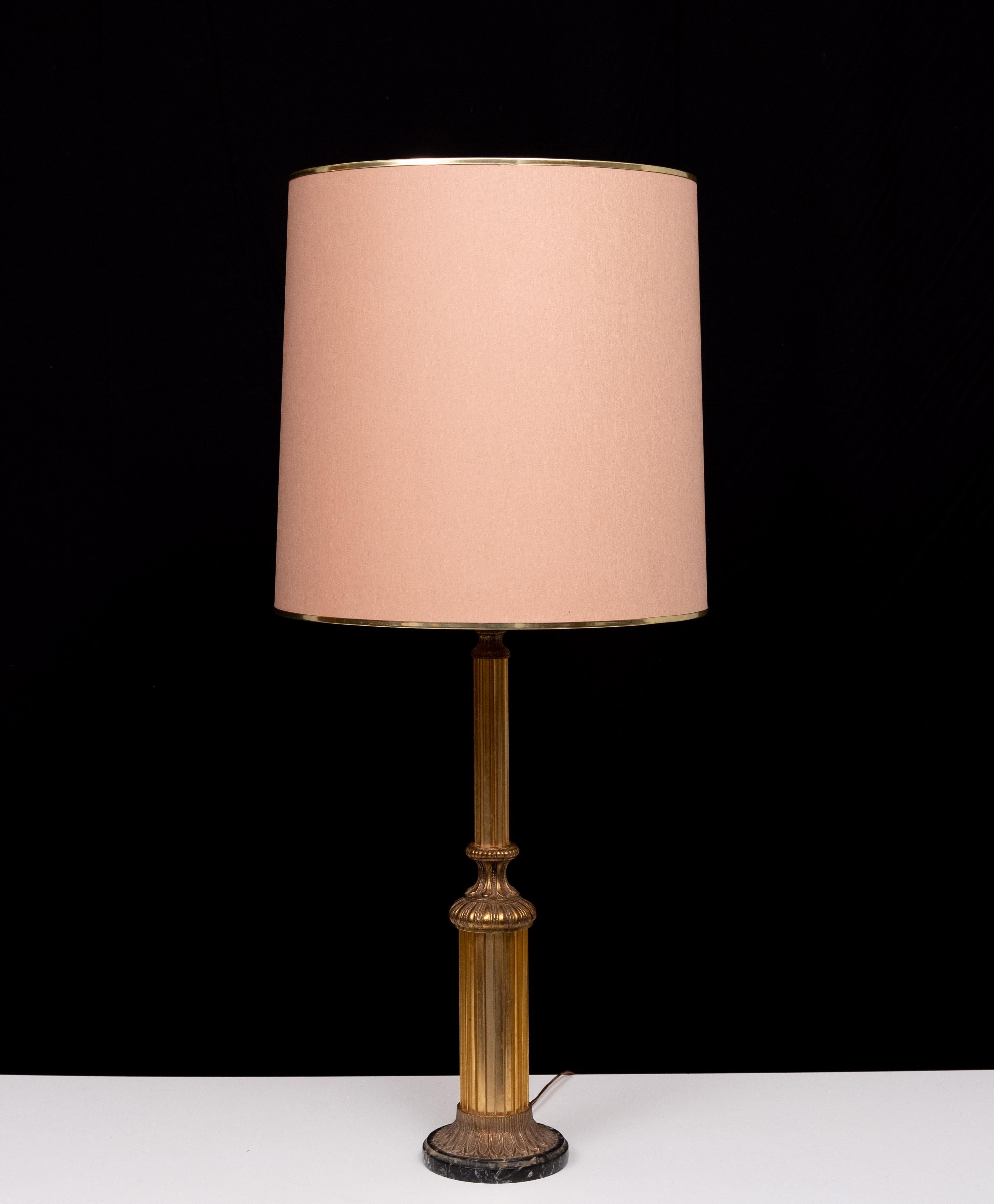 Lámpara de mesa de latón dorado Hollywood Regency Años 70 Francia finales del siglo XX en venta