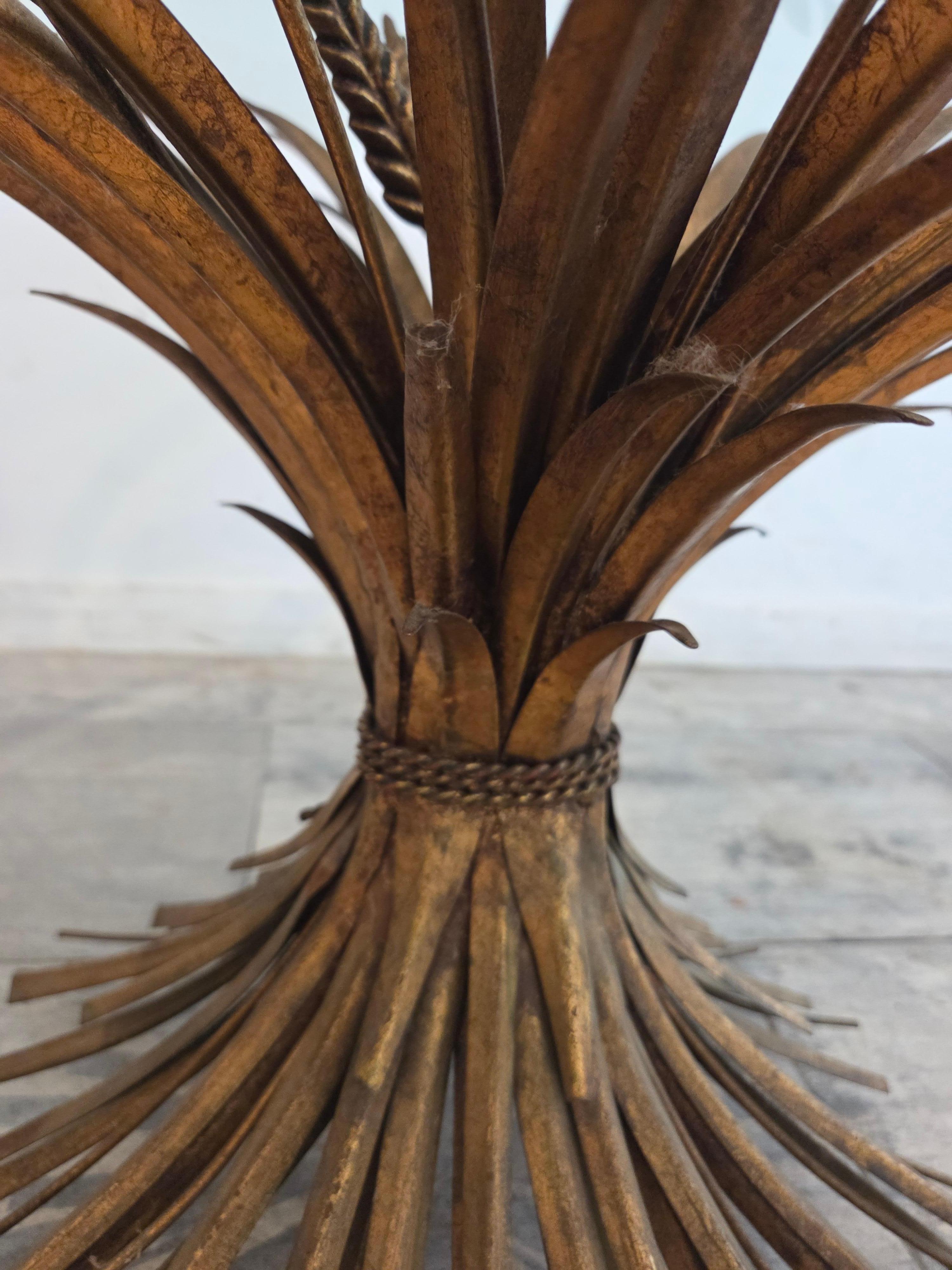 Añade un toque de glamour parisino a tu espacio con esta llamativa mesa de centro Sheaf of Wheat de estilo Hollywood Regency, atribuida al icónico gusto de Coco Chanel. Inspirada originalmente en la decoración personal de Chanel en su apartamento de