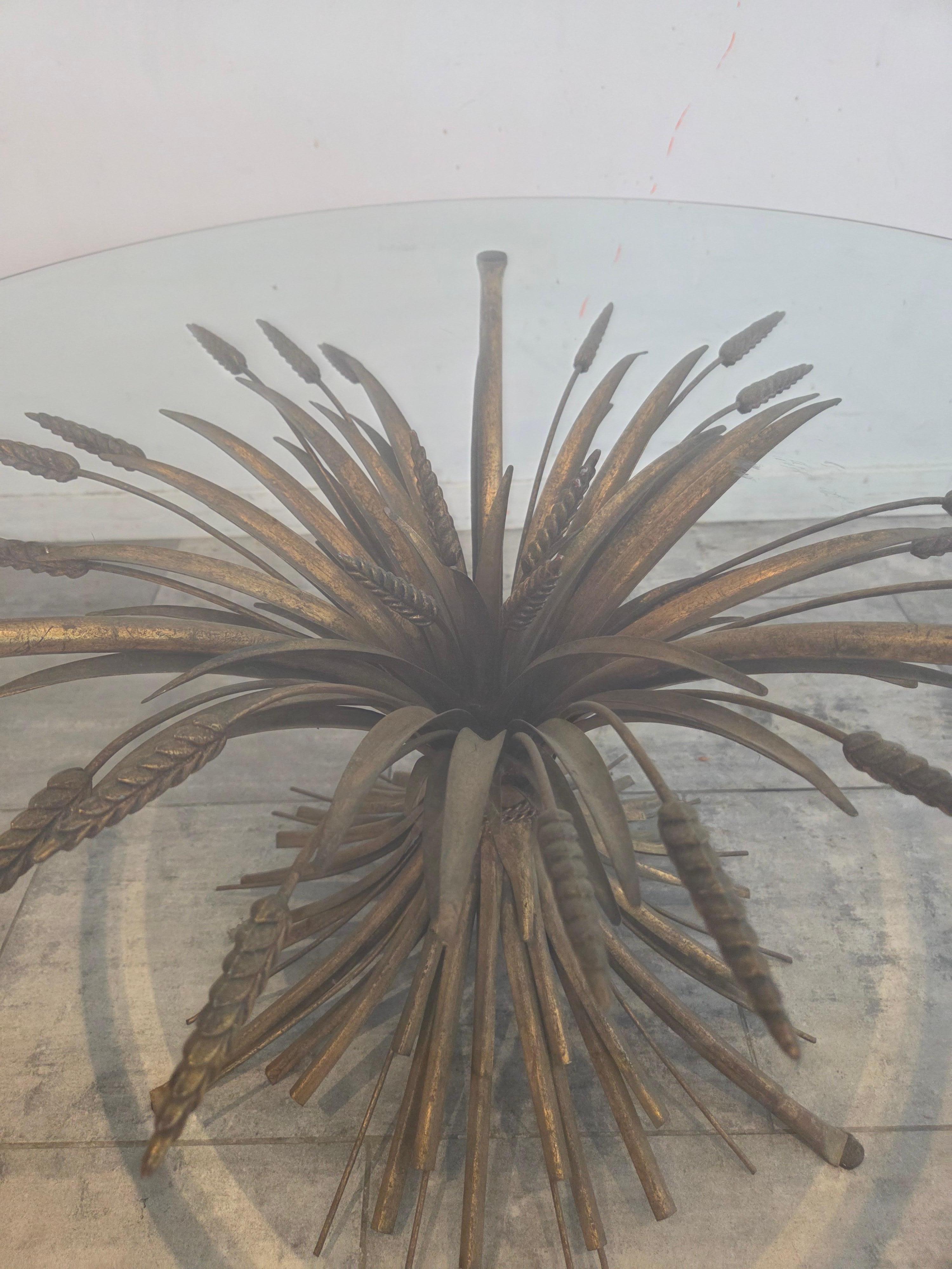Mesa de centro dorada estilo Hollywood Regency Coco Chanel Gavilla de trigo Italiano en venta