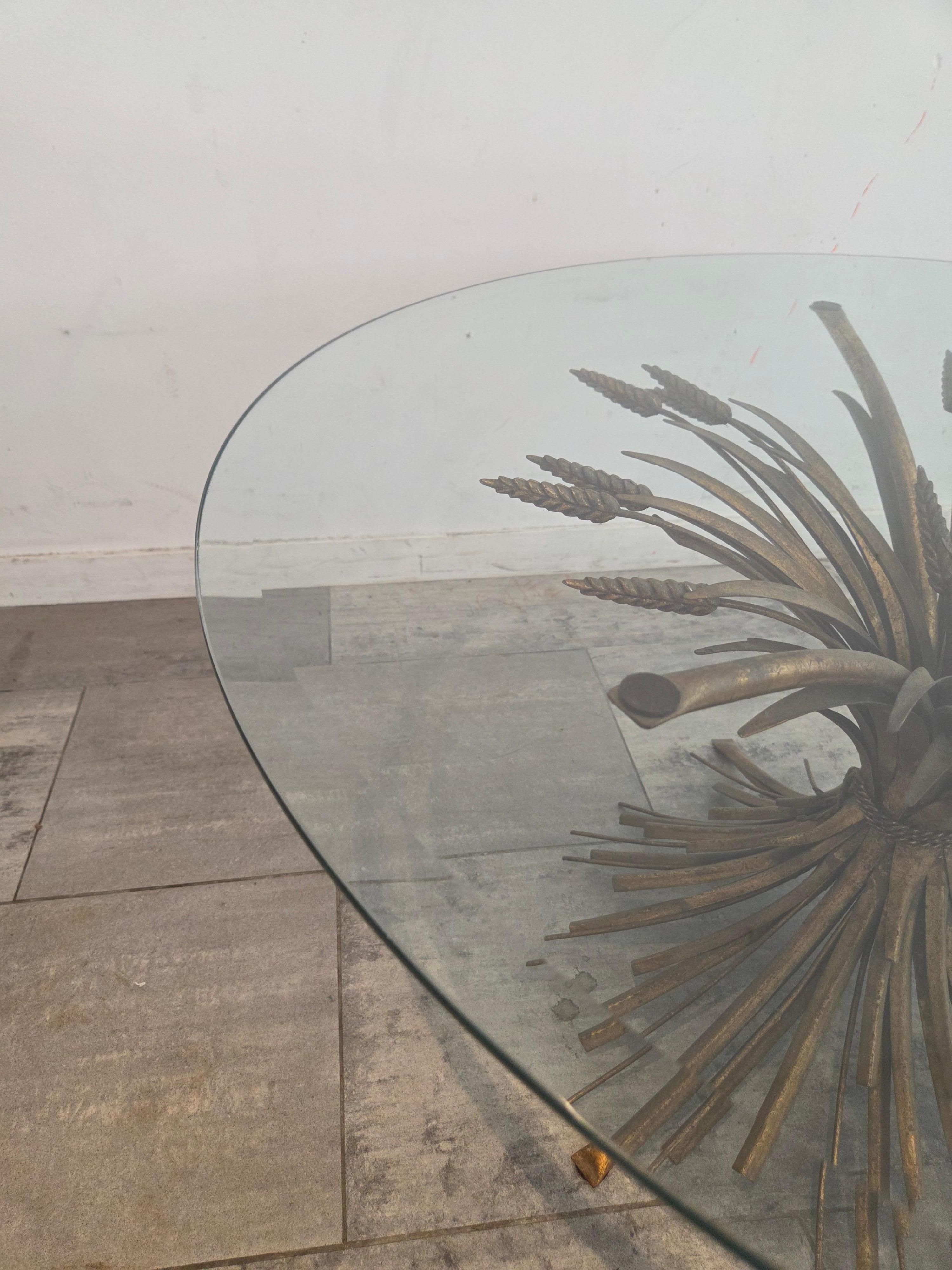 Mesa de centro dorada estilo Hollywood Regency Coco Chanel Gavilla de trigo en Bueno estado para la venta en Waasmunster, BE