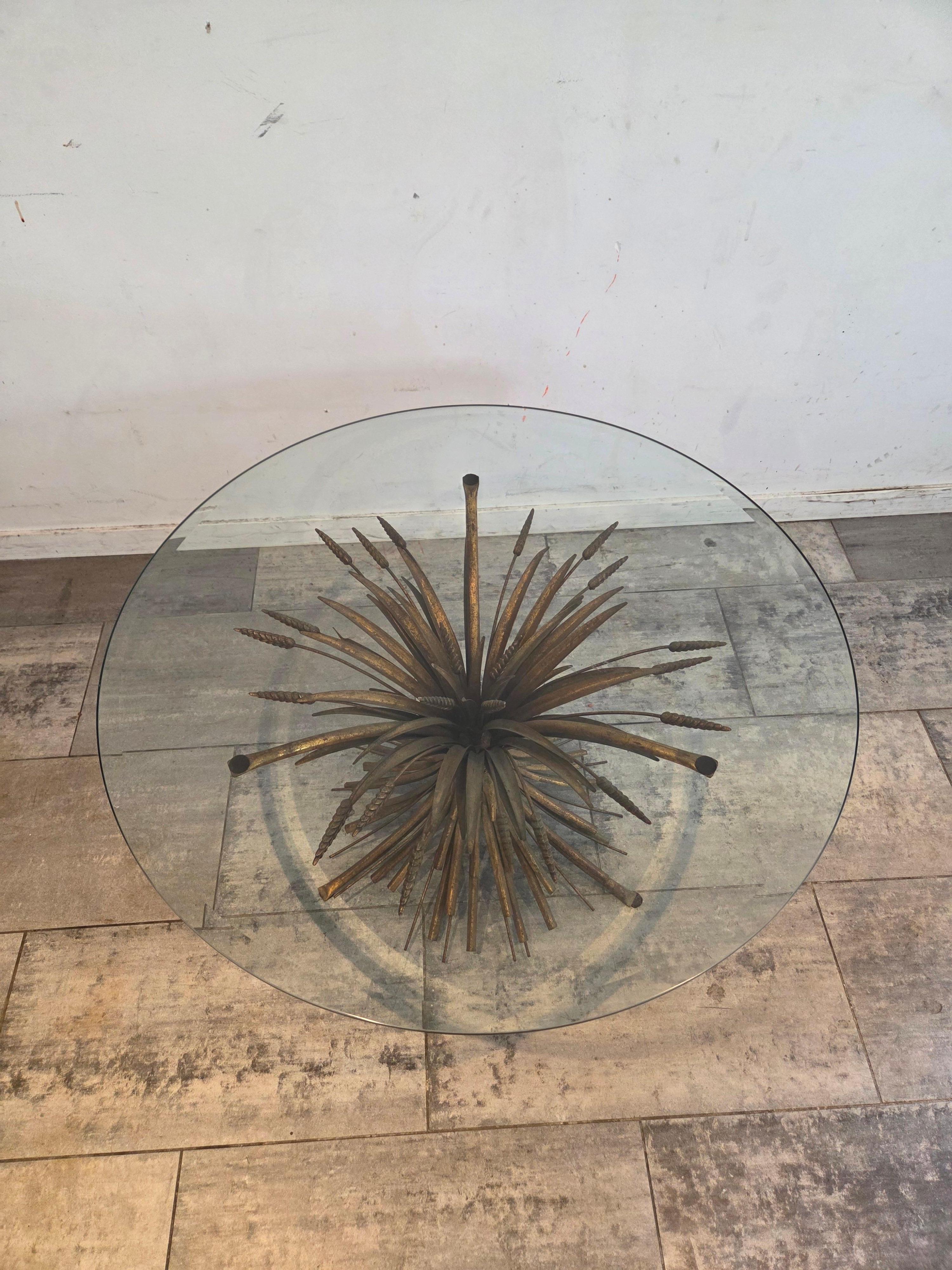 Mesa de centro dorada estilo Hollywood Regency Coco Chanel Gavilla de trigo finales del siglo XX en venta