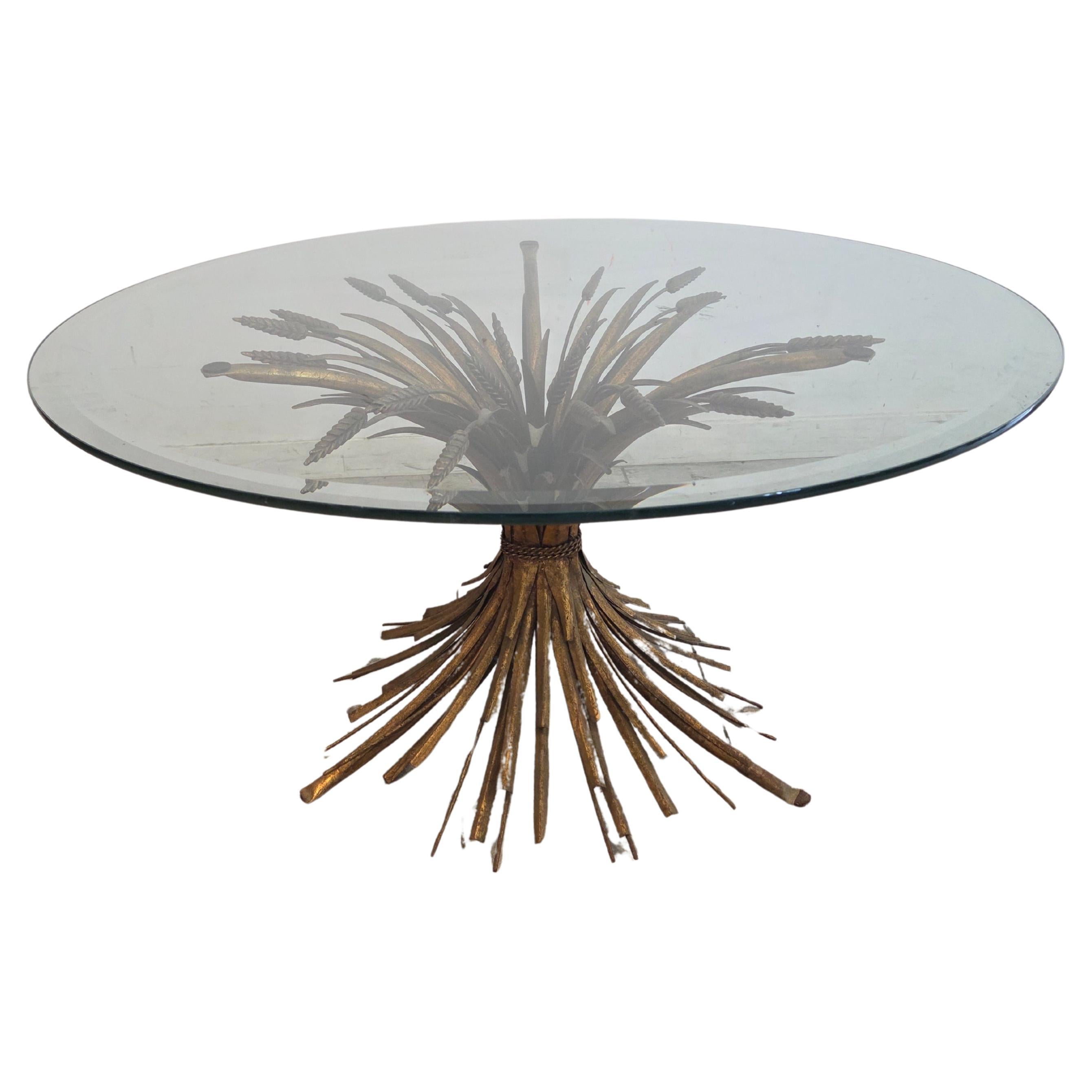 Mesa de centro dorada estilo Hollywood Regency Coco Chanel Gavilla de trigo en venta