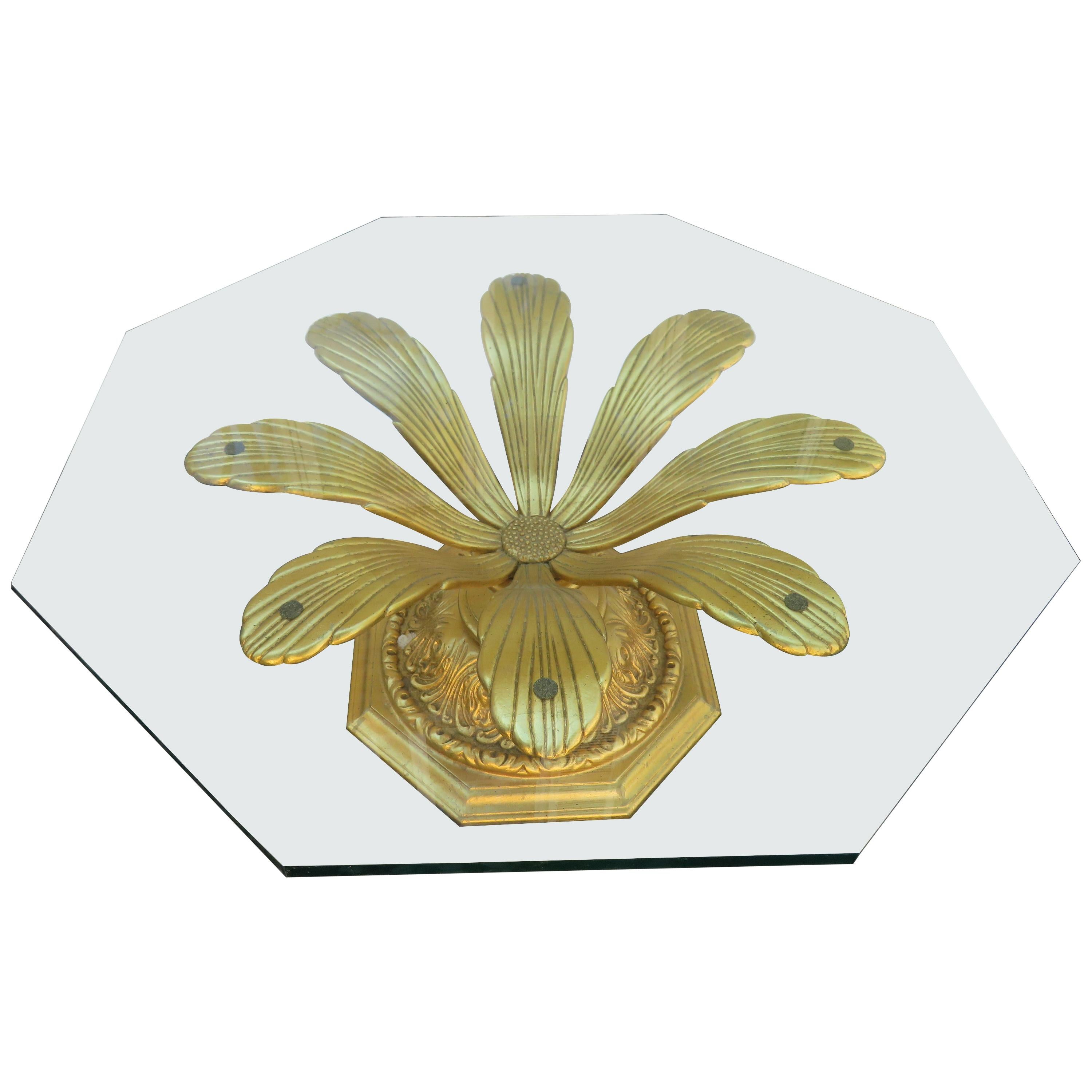Hollywood Regency-Couchtisch aus vergoldetem Metall mit Blütenblatt, Mitte des Jahrhunderts