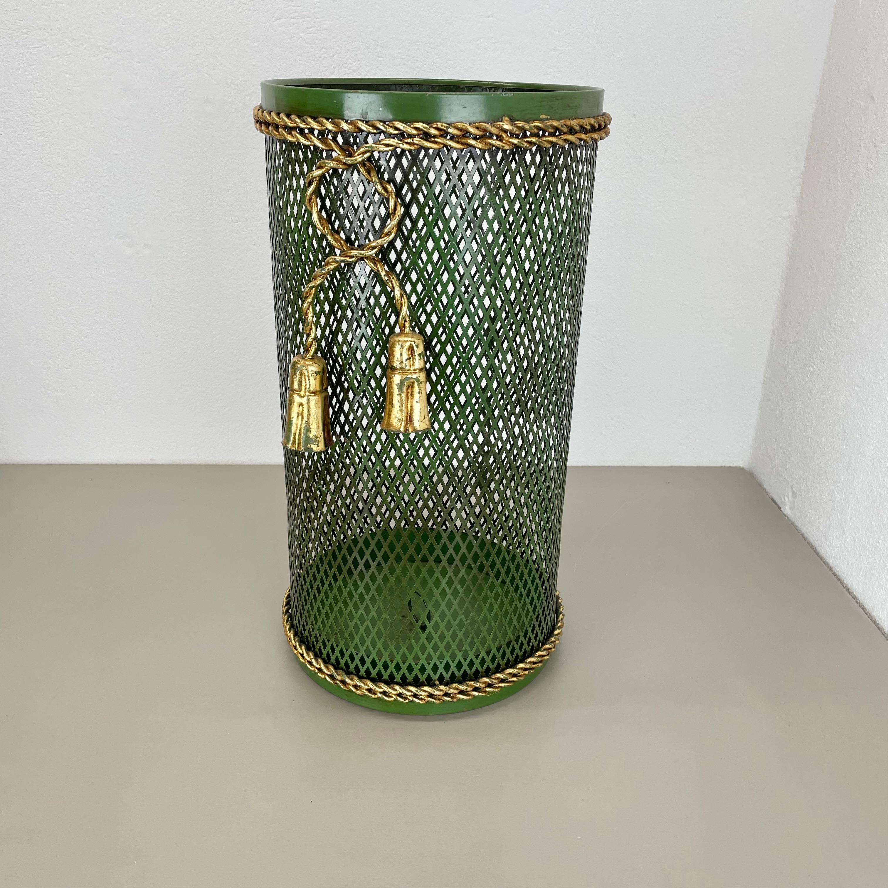Article : Porte-parapluie

Origine : Italie

Âge : années 1950

Design/One : Li Puma, Florence en Italie

Ce porte-parapluie vintage original Hollywood Regency a été produit dans les années 1950 en Italie par Li Puma. Un design unique et